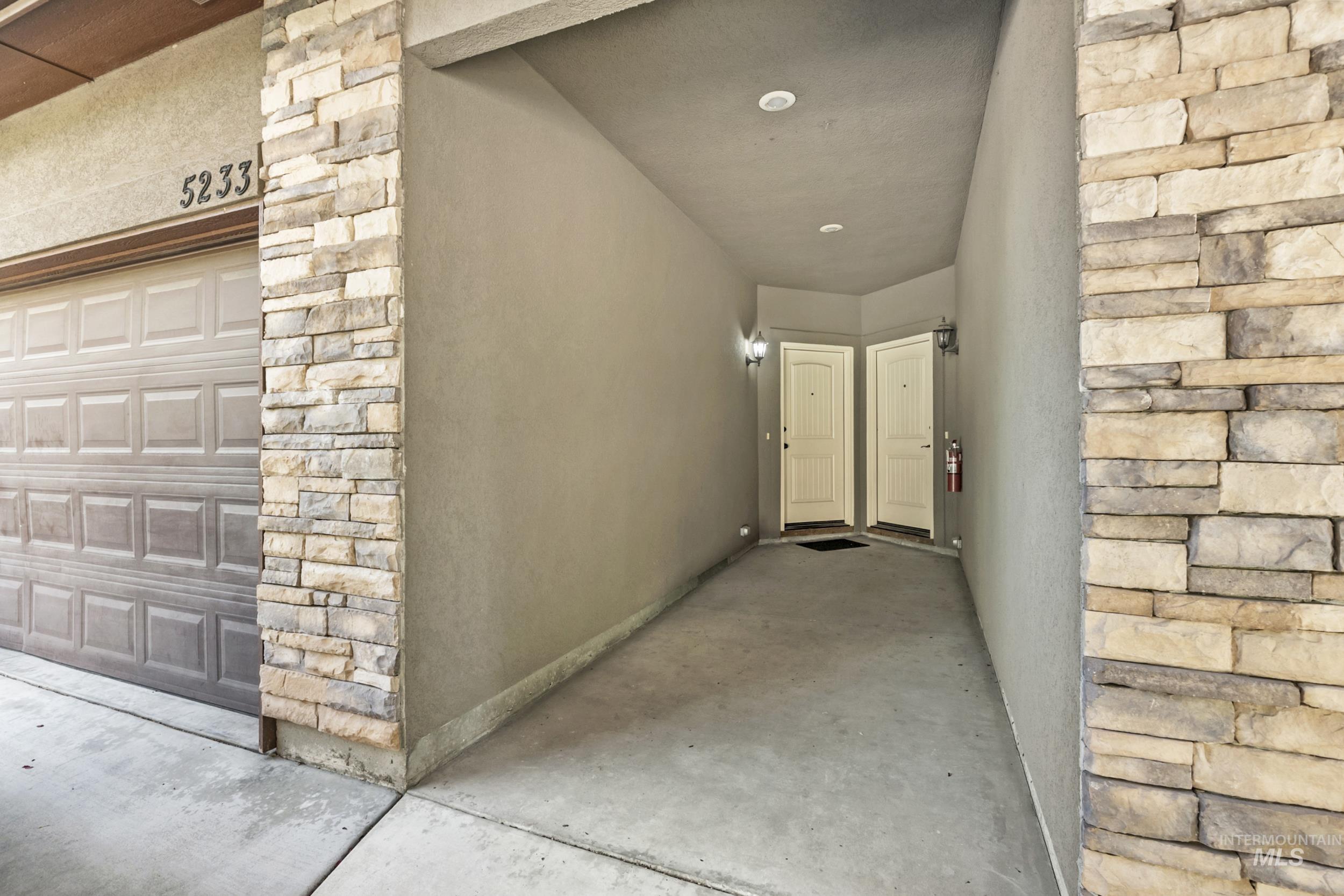 5233 W Morris Hill Rd, Boise, Idaho 83705, 3 Bedrooms, 2.5 Bathrooms, Residential For Sale, Price $425,000, 98986199