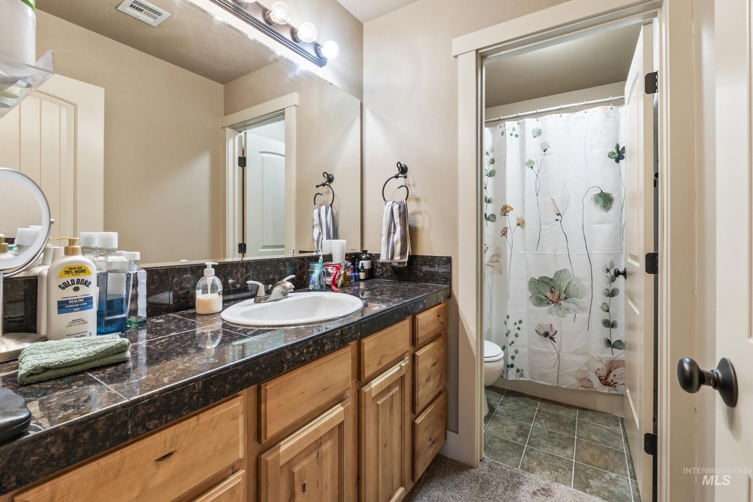 5233 W Morris Hill Rd, Boise, Idaho 83705, 3 Bedrooms, 2.5 Bathrooms, Residential Income For Sale, Price $425,000, 98986206
