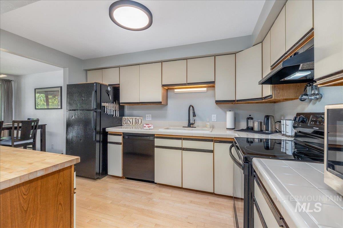 3651 S Gekeler Ln, Boise, Idaho 83706-6457, 3 Bedrooms, 2 Bathrooms, Residential For Sale, Price $375,000, 98986226