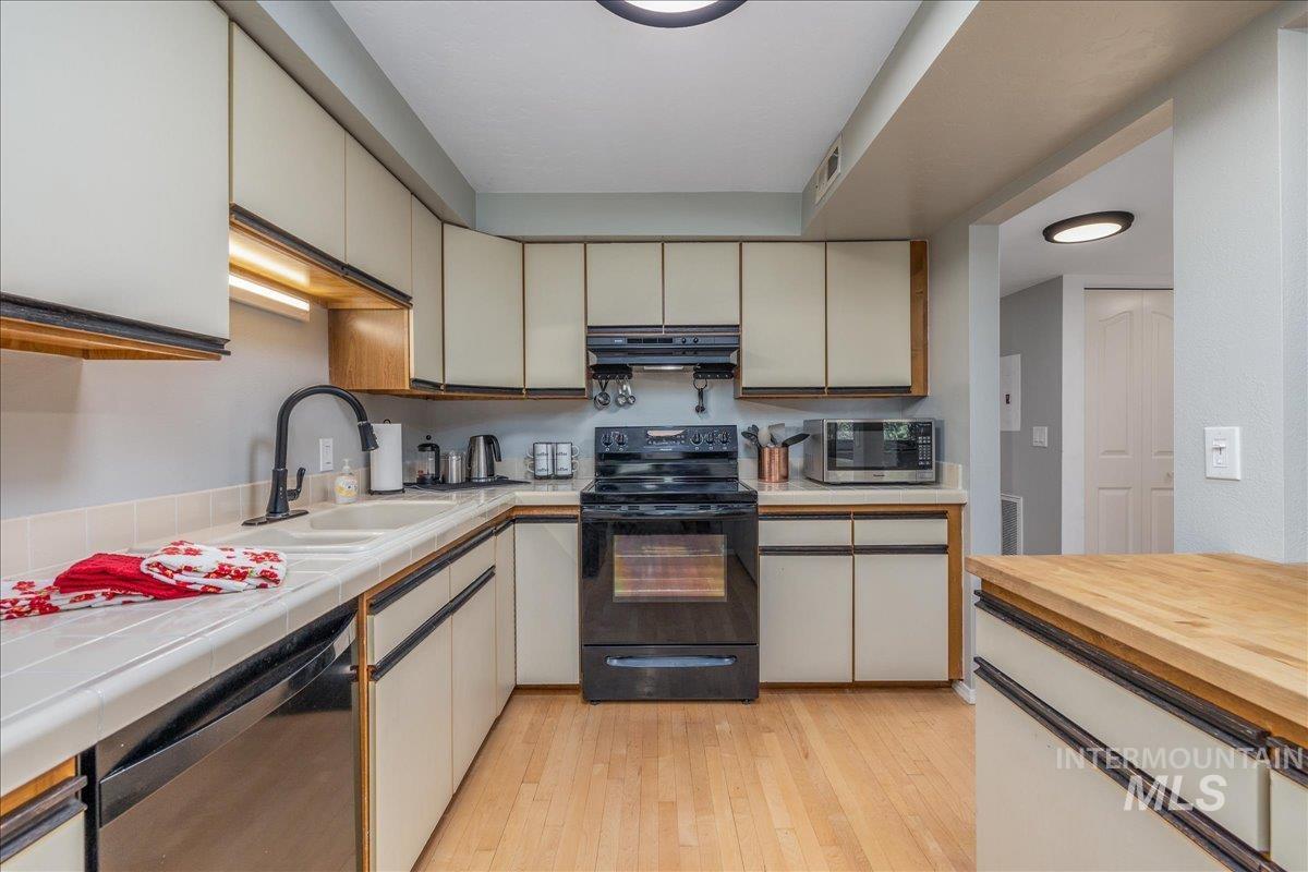 3651 S Gekeler Ln, Boise, Idaho 83706-6457, 3 Bedrooms, 2 Bathrooms, Residential For Sale, Price $375,000, 98986226