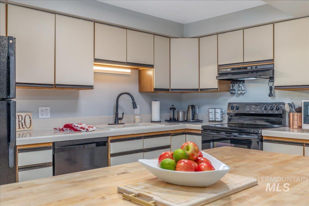 3651 S Gekeler Ln, Boise, Idaho 83706-6457, 3 Bedrooms, 2 Bathrooms, Residential For Sale, Price $375,000, 98986226