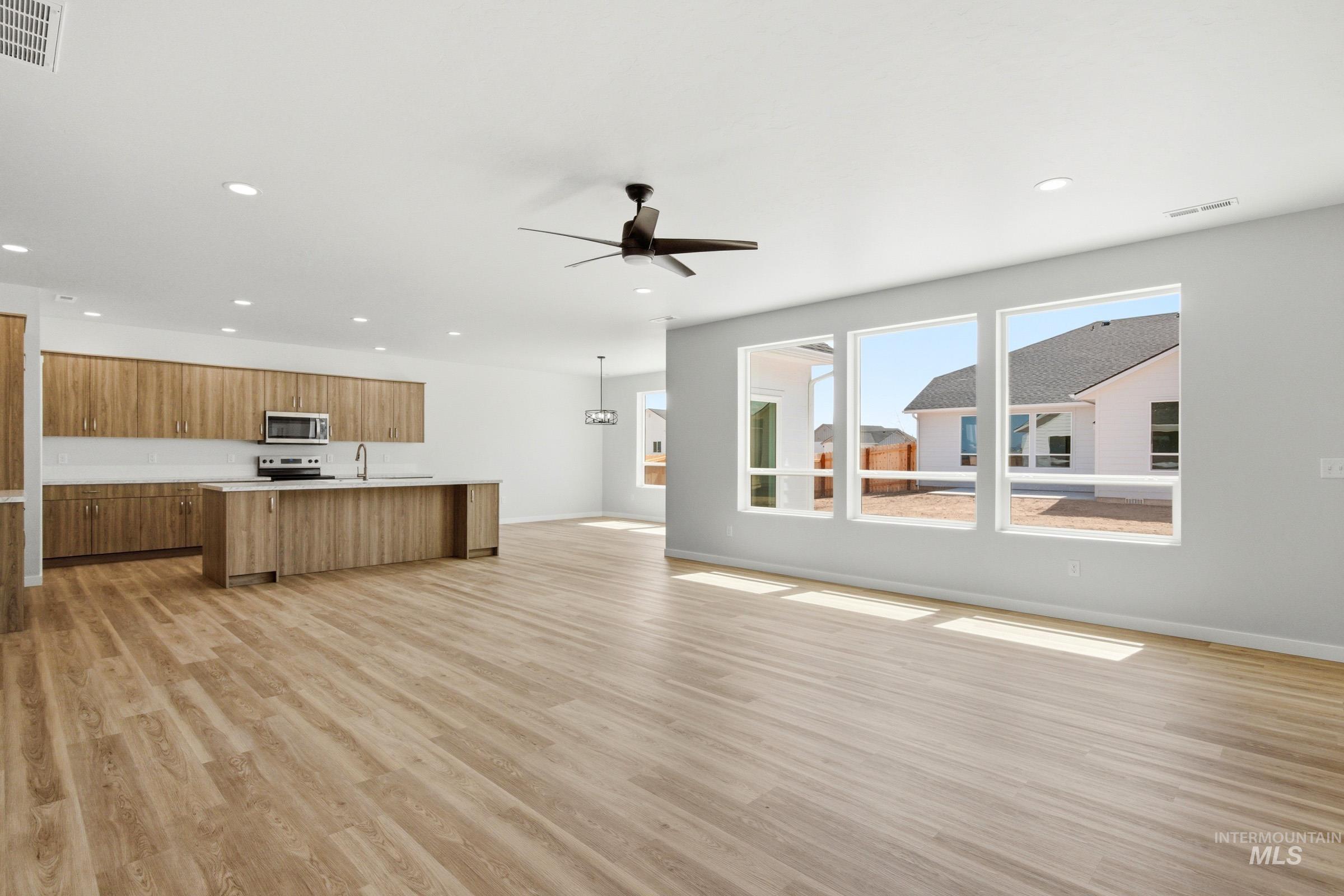 811 Thunderbolt Dr, Mountain Home, Idaho 83647, 4 Bedrooms, 2.5 Bathrooms, Residential For Sale, Price $489,990,MLS 98986232