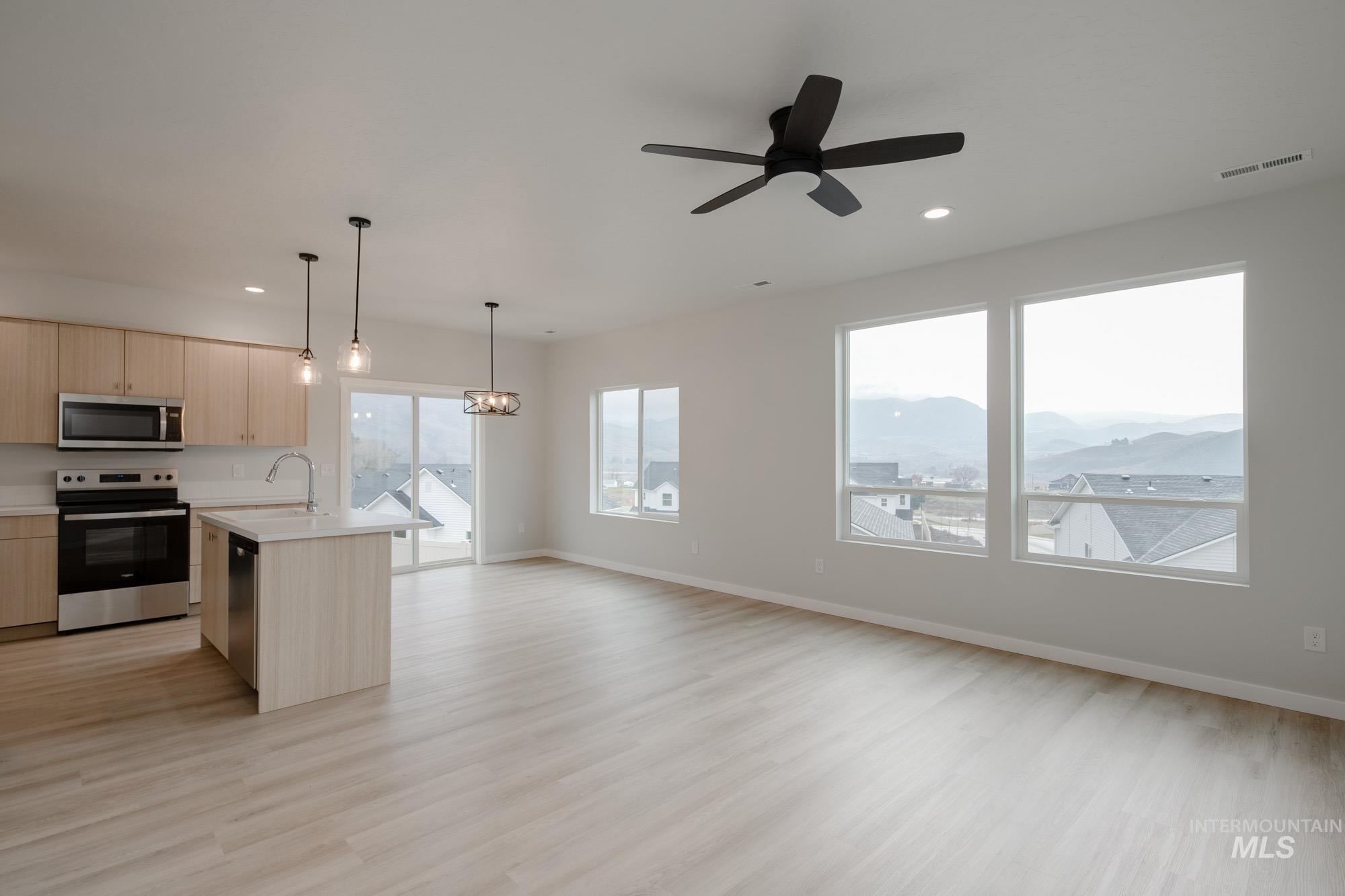 944 Thunderbolt St, Mountain Home, Idaho 83647, 3 Bedrooms, 2.5 Bathrooms, Residential For Sale, Price $394,990, 98986235