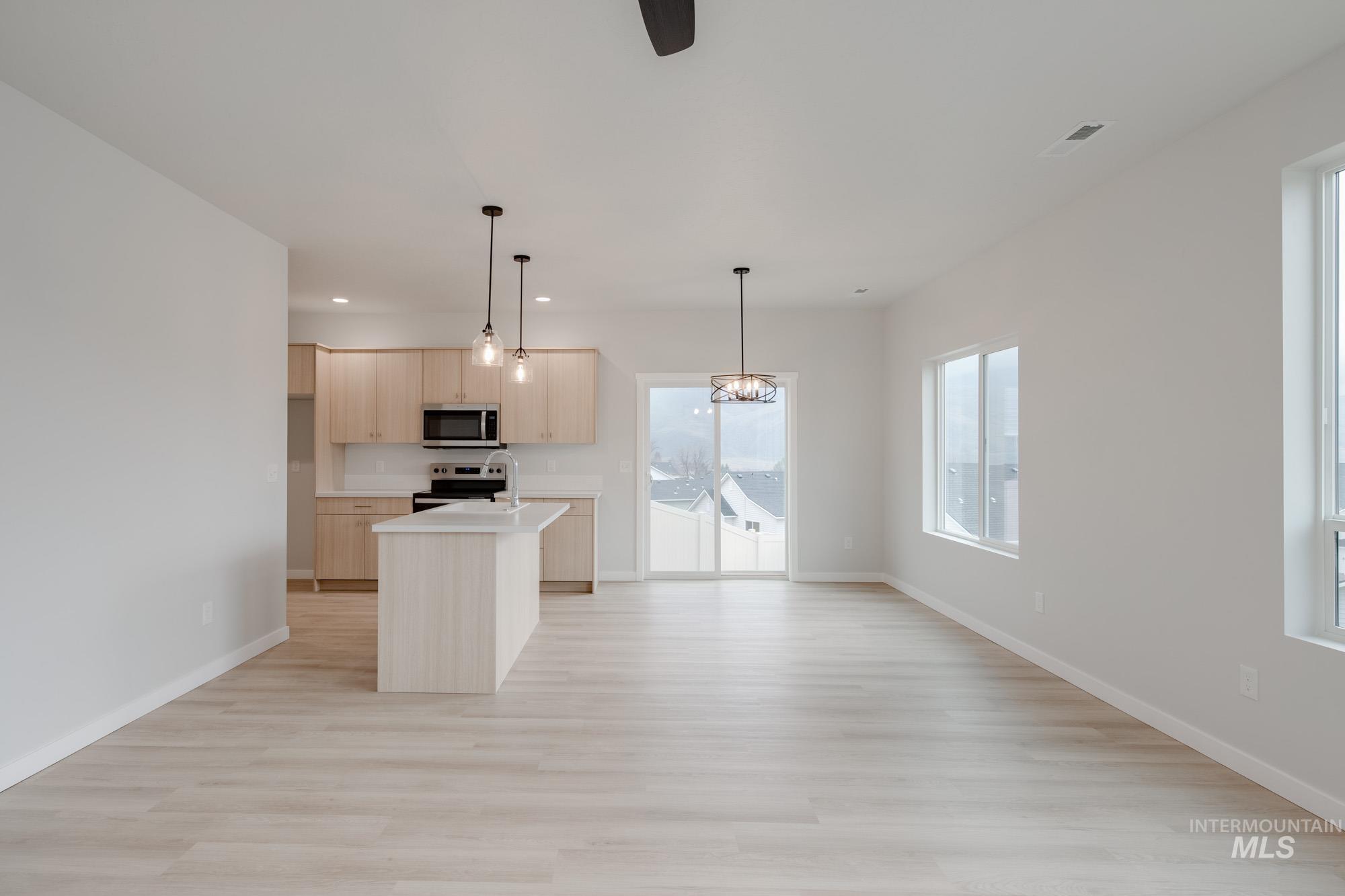 944 Thunderbolt St, Mountain Home, Idaho 83647, 3 Bedrooms, 2.5 Bathrooms, Residential For Sale, Price $394,990, 98986235