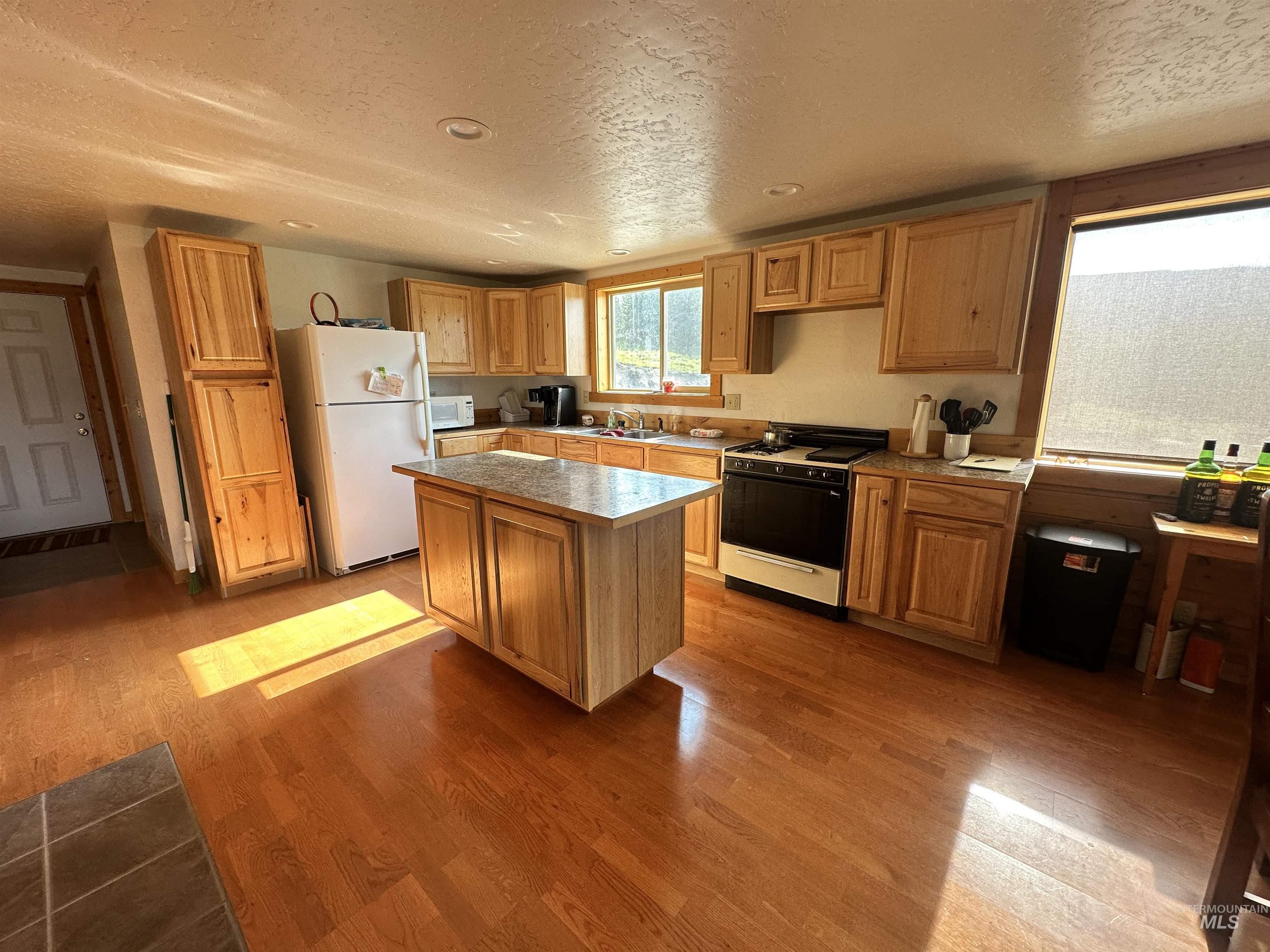 532 Warren Creek Road, Warren, Idaho 83671, 2 Bedrooms, 2 Bathrooms, Residential For Sale, Price $415,000,MLS 98986300
