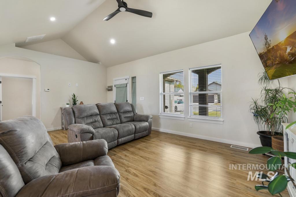719 E Avenue J, Jerome, Idaho 83338-3264, 4 Bedrooms, 2 Bathrooms, Residential For Sale, Price $389,500,MLS 98986306