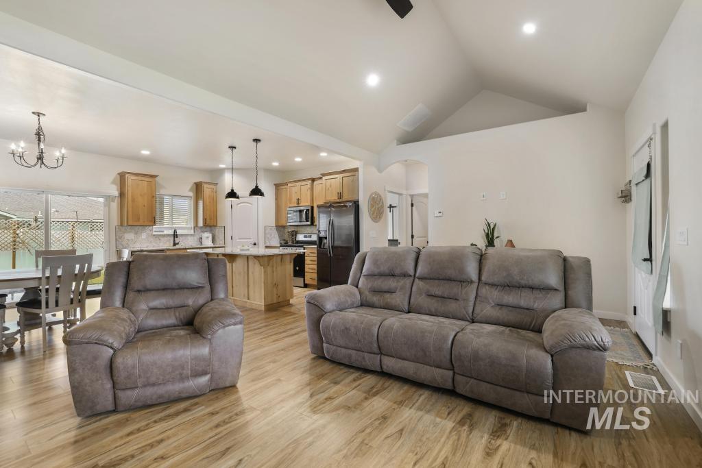 719 E Avenue J, Jerome, Idaho 83338-3264, 4 Bedrooms, 2 Bathrooms, Residential For Sale, Price $389,500,MLS 98986306