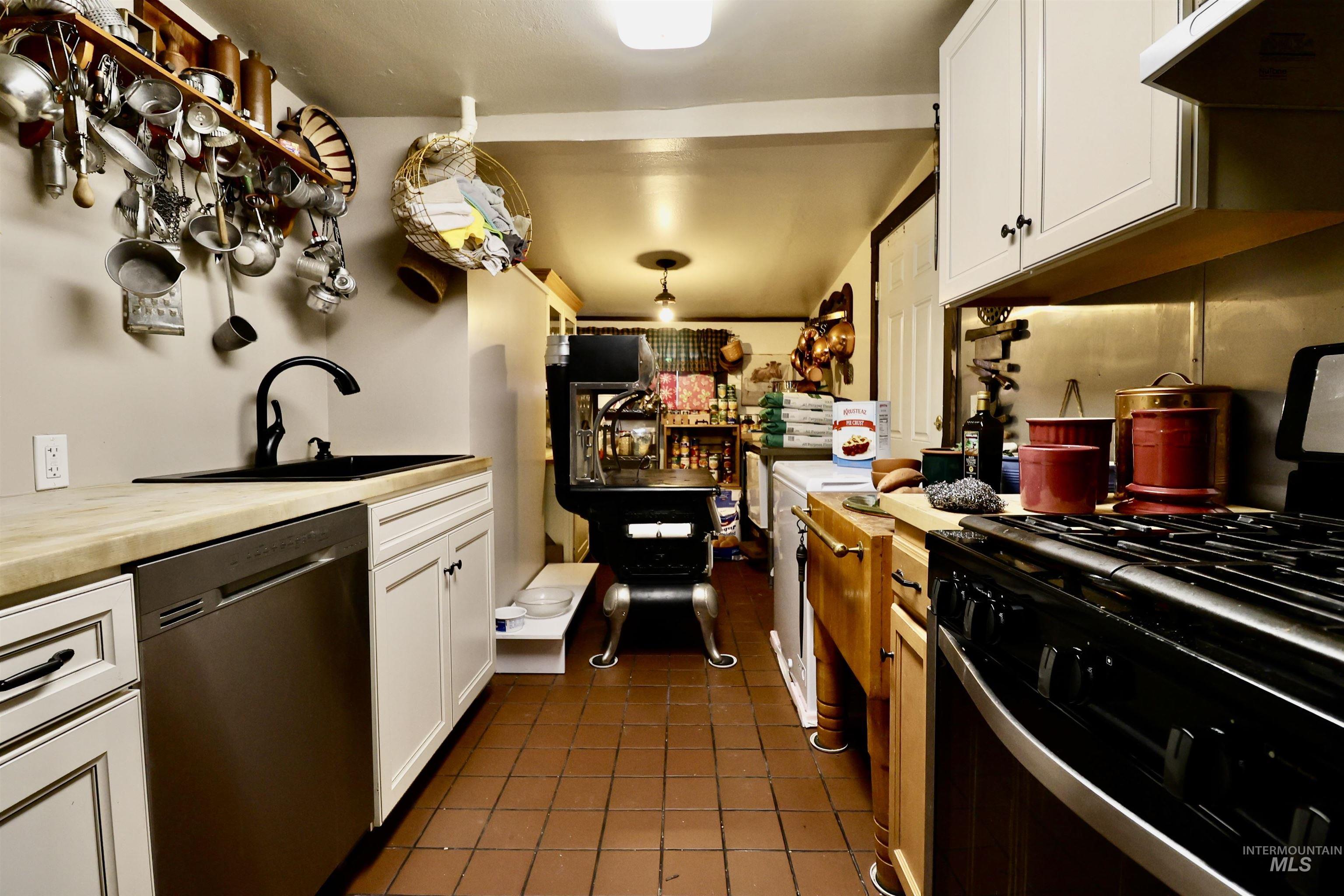 306 Wroten St, Jordan Valley, Oregon 97910, 5 Bedrooms, 3 Bathrooms, Residential For Sale, Price $454,000,MLS 98986313