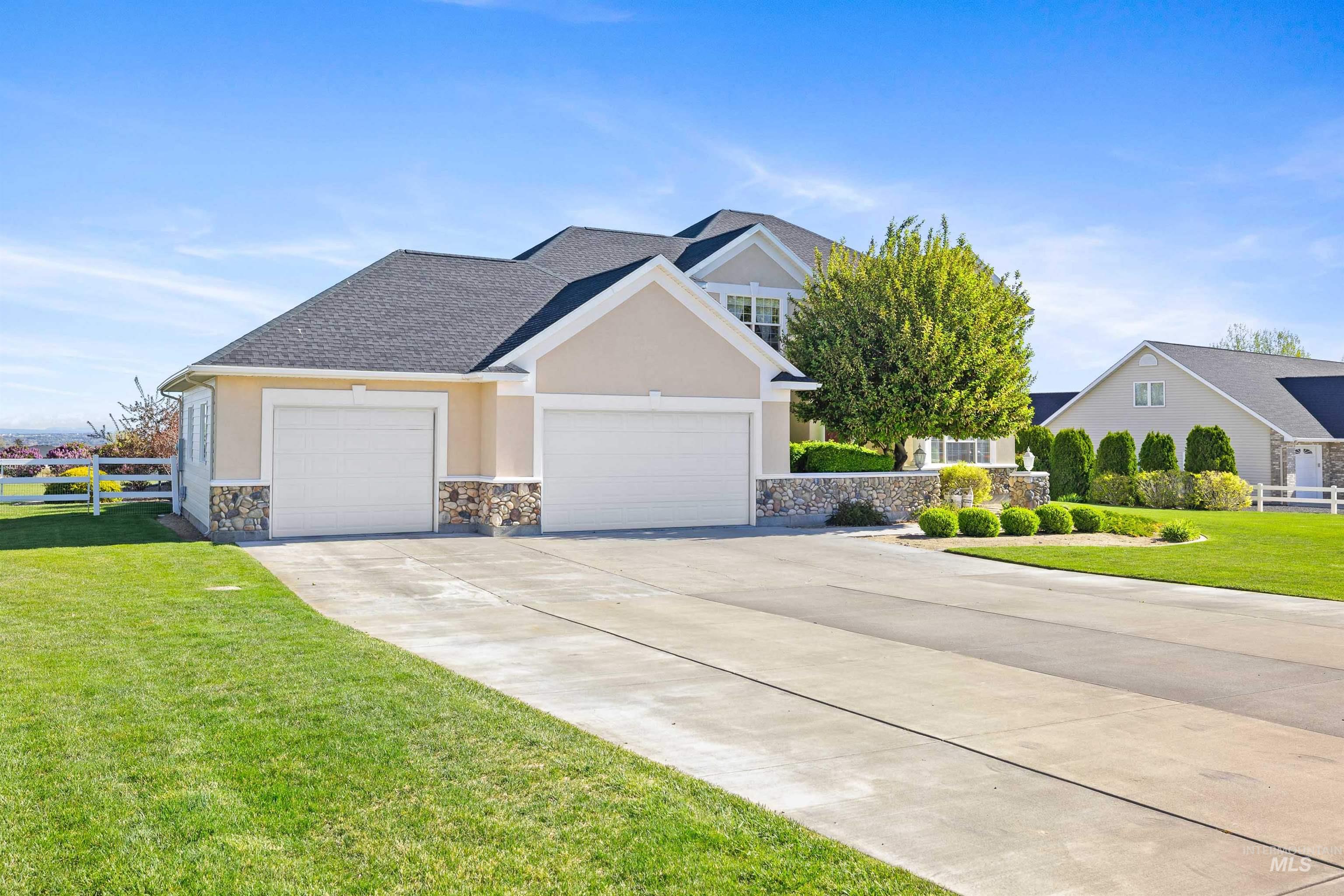 2522 E 3719 N, Twin Falls, Idaho 83301-2011, 5 Bedrooms, 3 Bathrooms, Residential For Sale, Price $777,500,MLS 98986317