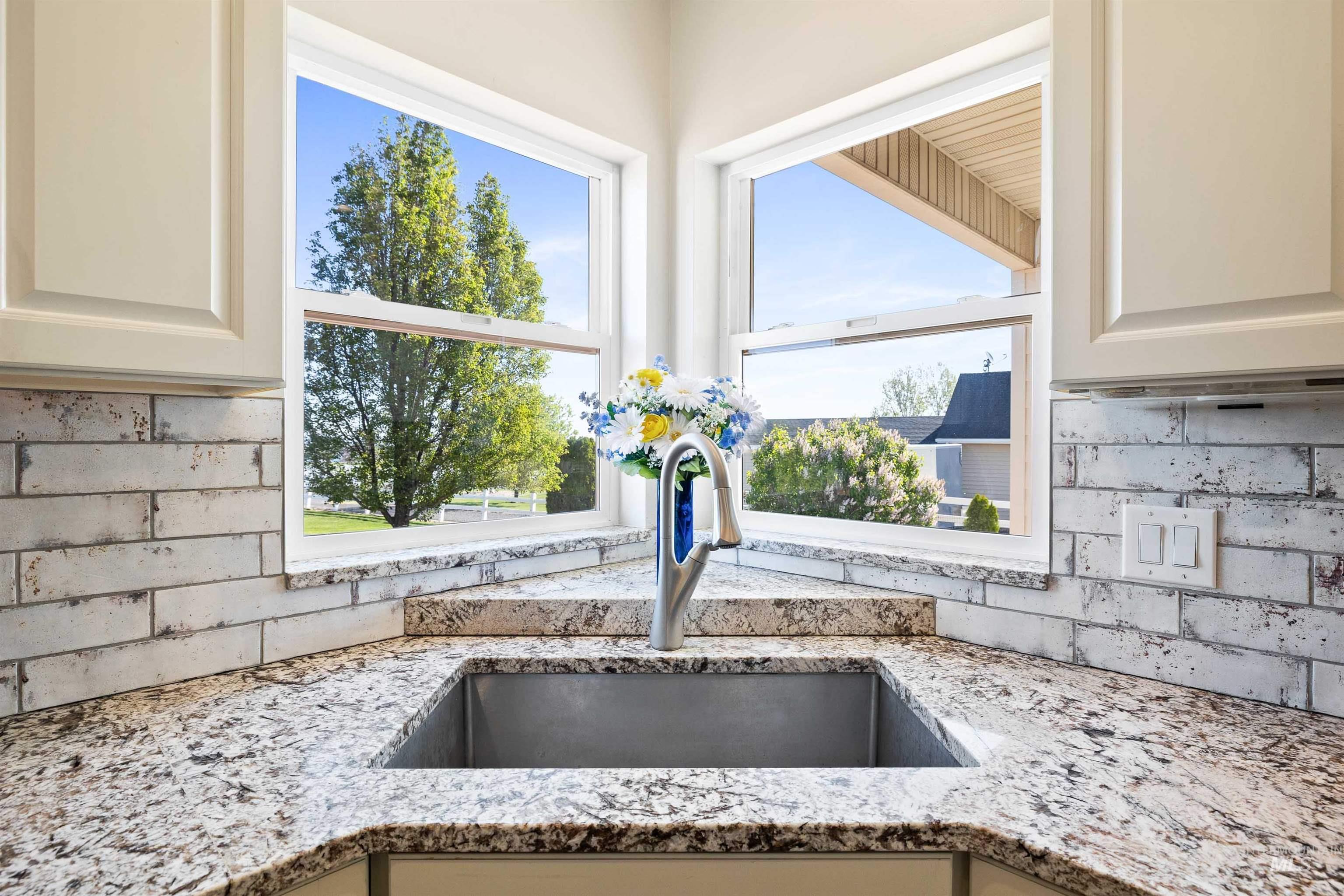 2522 E 3719 N, Twin Falls, Idaho 83301-2011, 5 Bedrooms, 3 Bathrooms, Residential For Sale, Price $777,500,MLS 98986317