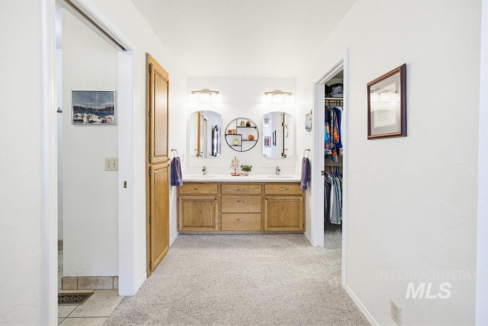 792 N Nicklaus Ln, Eagle, Idaho 83616, 4 Bedrooms, 2 Bathrooms, Residential For Sale, Price $739,000,MLS 98986322