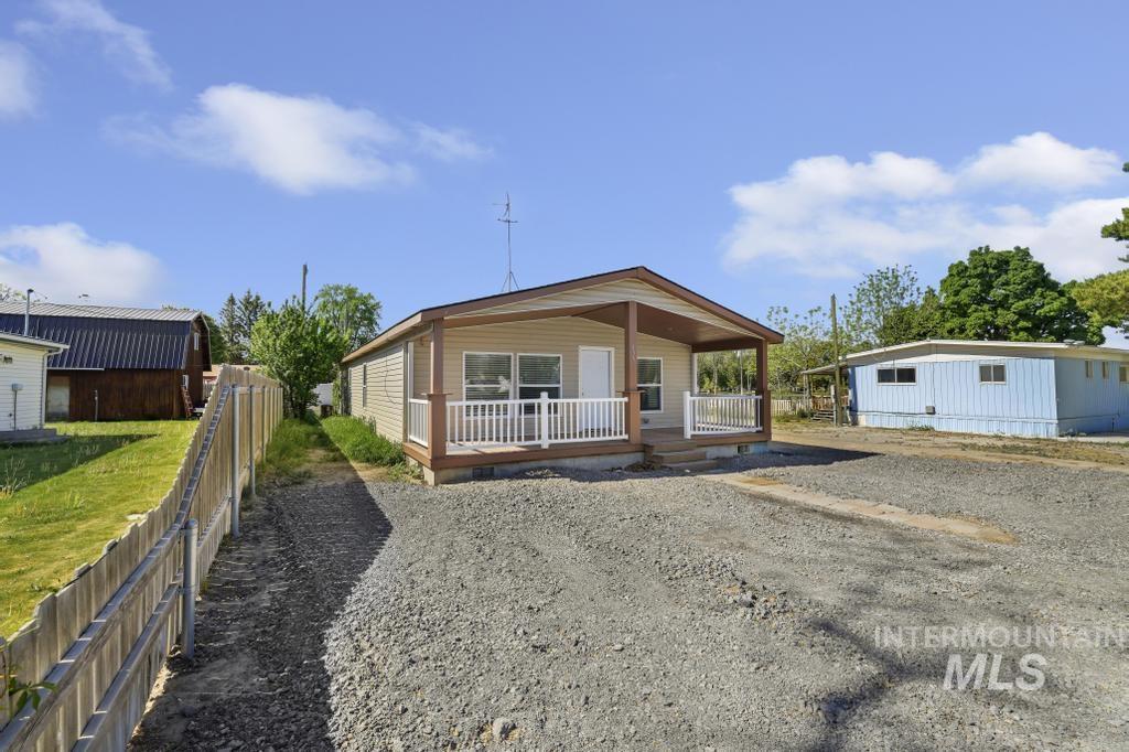 435 1St Ave E, Wendell, Idaho 83355-5103, 3 Bedrooms, 2 Bathrooms, Residential For Sale, Price $269,900, 98986333