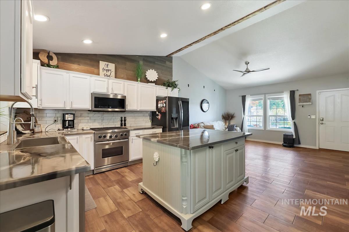 605 Cornwall Way, Fruitland, Idaho 83619-2557, 3 Bedrooms, 2.5 Bathrooms, Residential For Sale, Price $349,990, 98986340