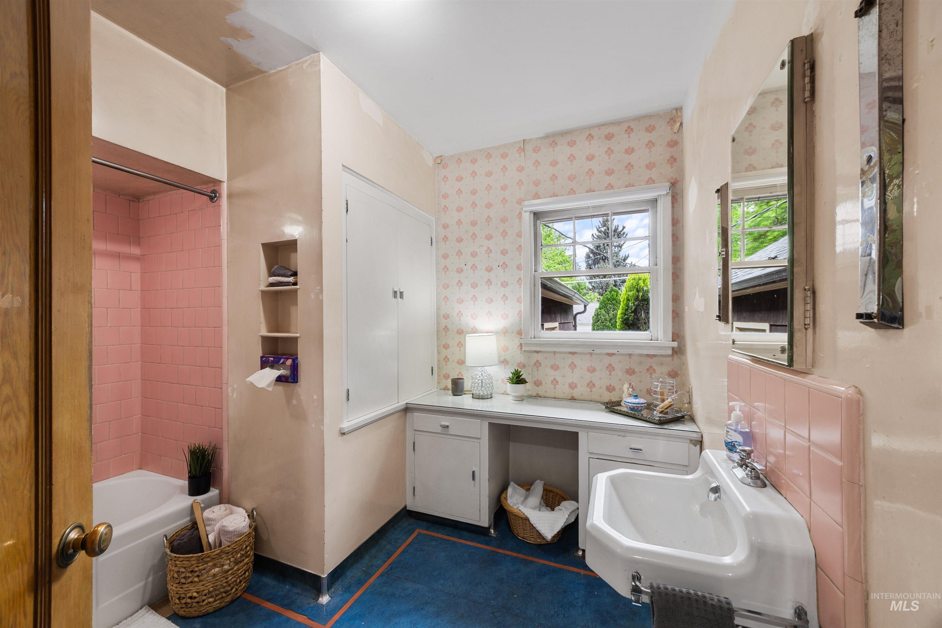 2127 W State, Boise, Idaho 83702, 2 Bedrooms, 1 Bathroom, Residential Income For Sale, Price $530,000, 98986352