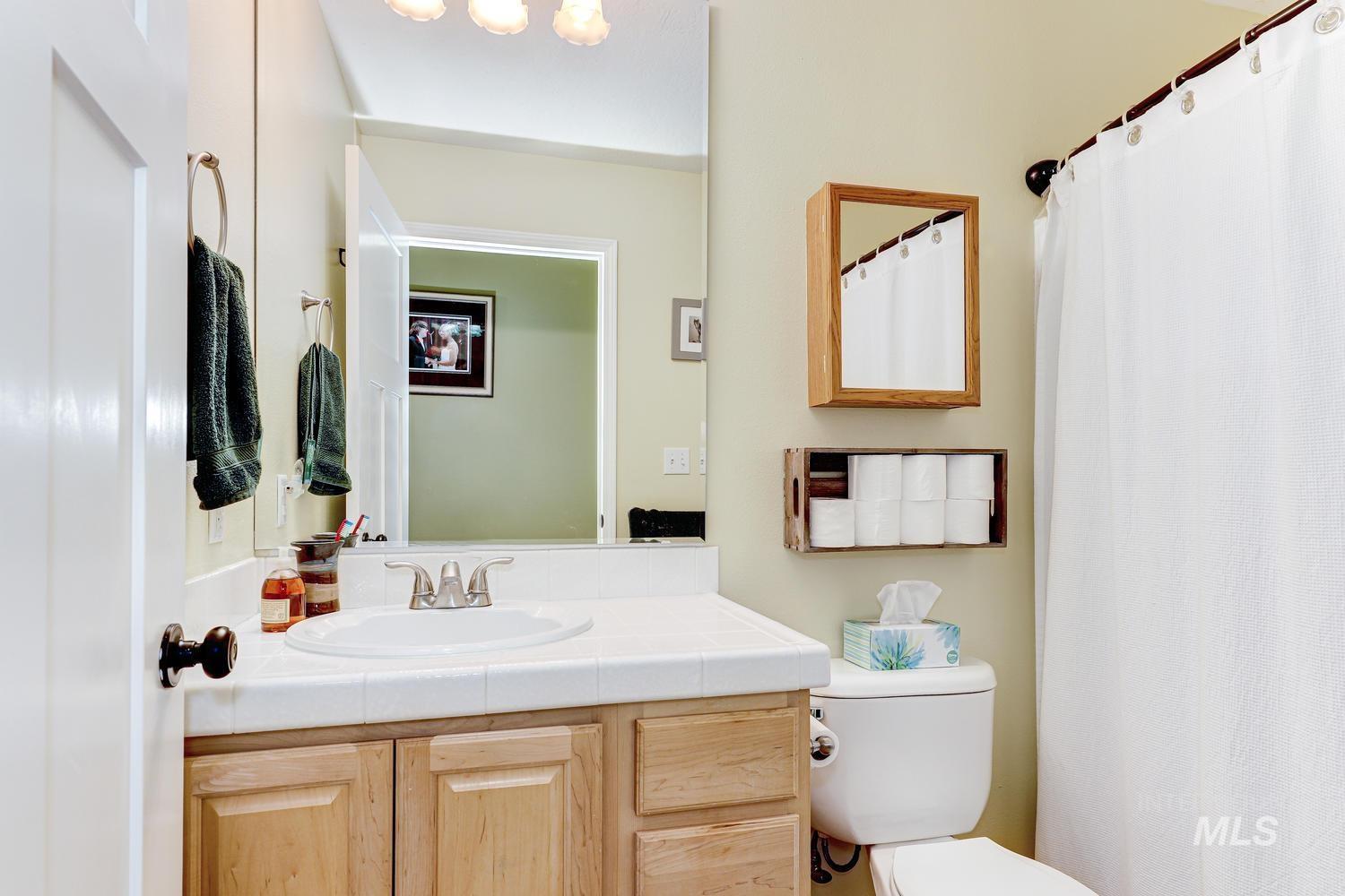 211 Evergreen Dr., Boise, Idaho 83716, 3 Bedrooms, 3 Bathrooms, Residential For Sale, Price $499,000, 98986373
