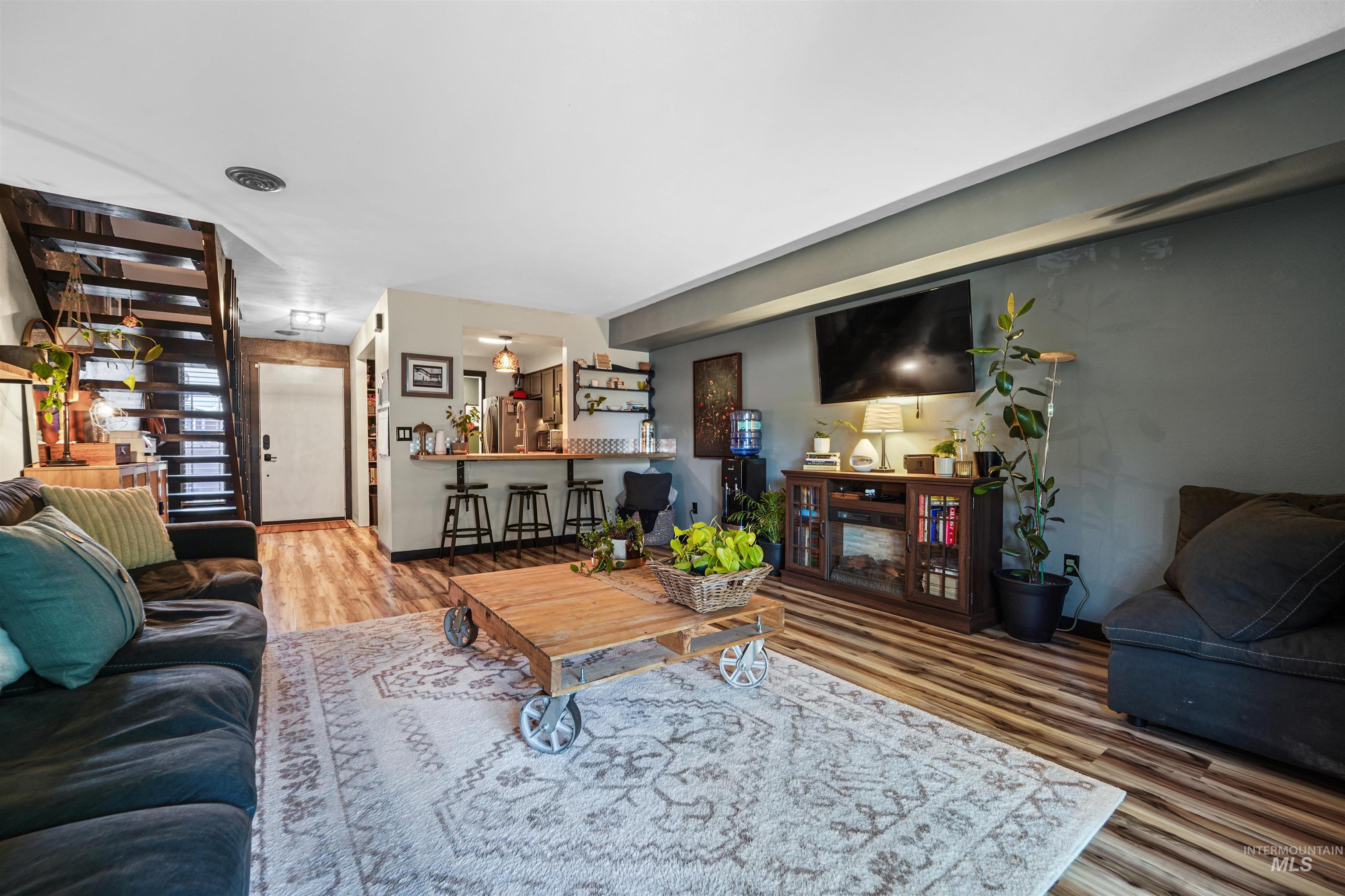 348 N EAGLE GLEN, Eagle, Idaho 83616-0000, 2 Bedrooms, 1.5 Bathrooms, Residential For Sale, Price $320,000, 98986379