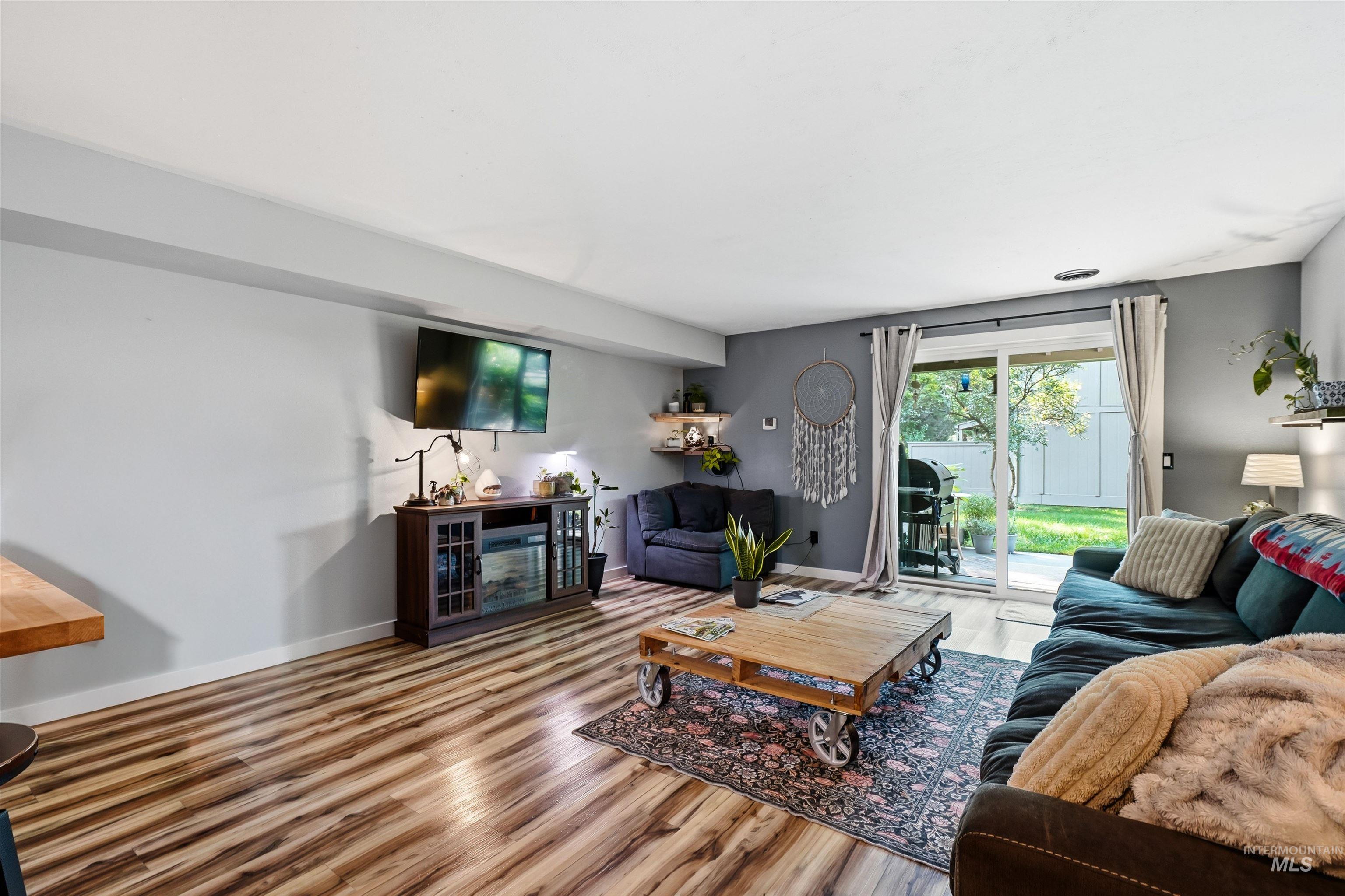 348 N EAGLE GLEN, Eagle, Idaho 83616, 2 Bedrooms, 1.5 Bathrooms, Residential For Sale, Price $318,000, 98986379