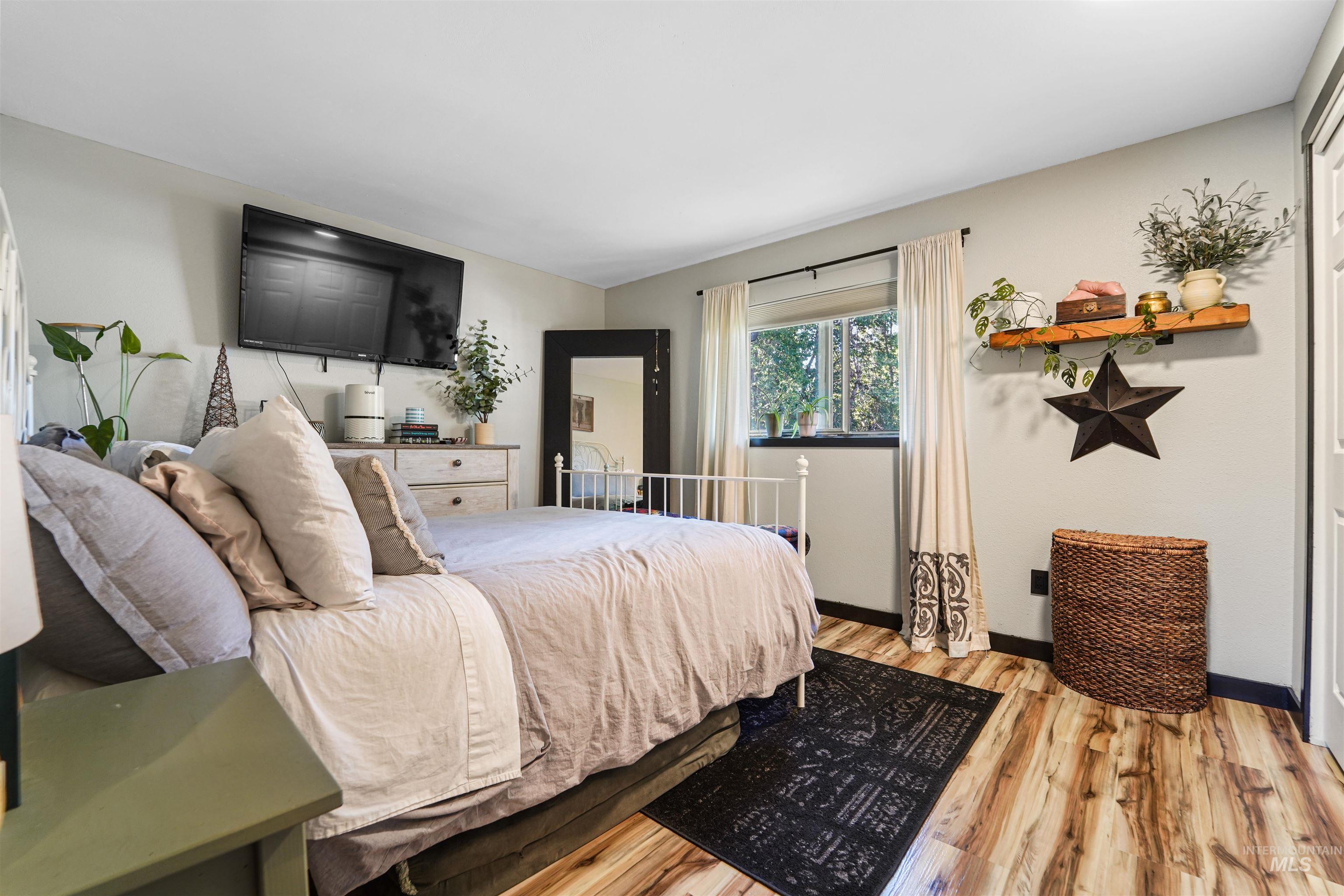 348 N EAGLE GLEN, Eagle, Idaho 83616-0000, 2 Bedrooms, 1.5 Bathrooms, Residential For Sale, Price $320,000, 98986379