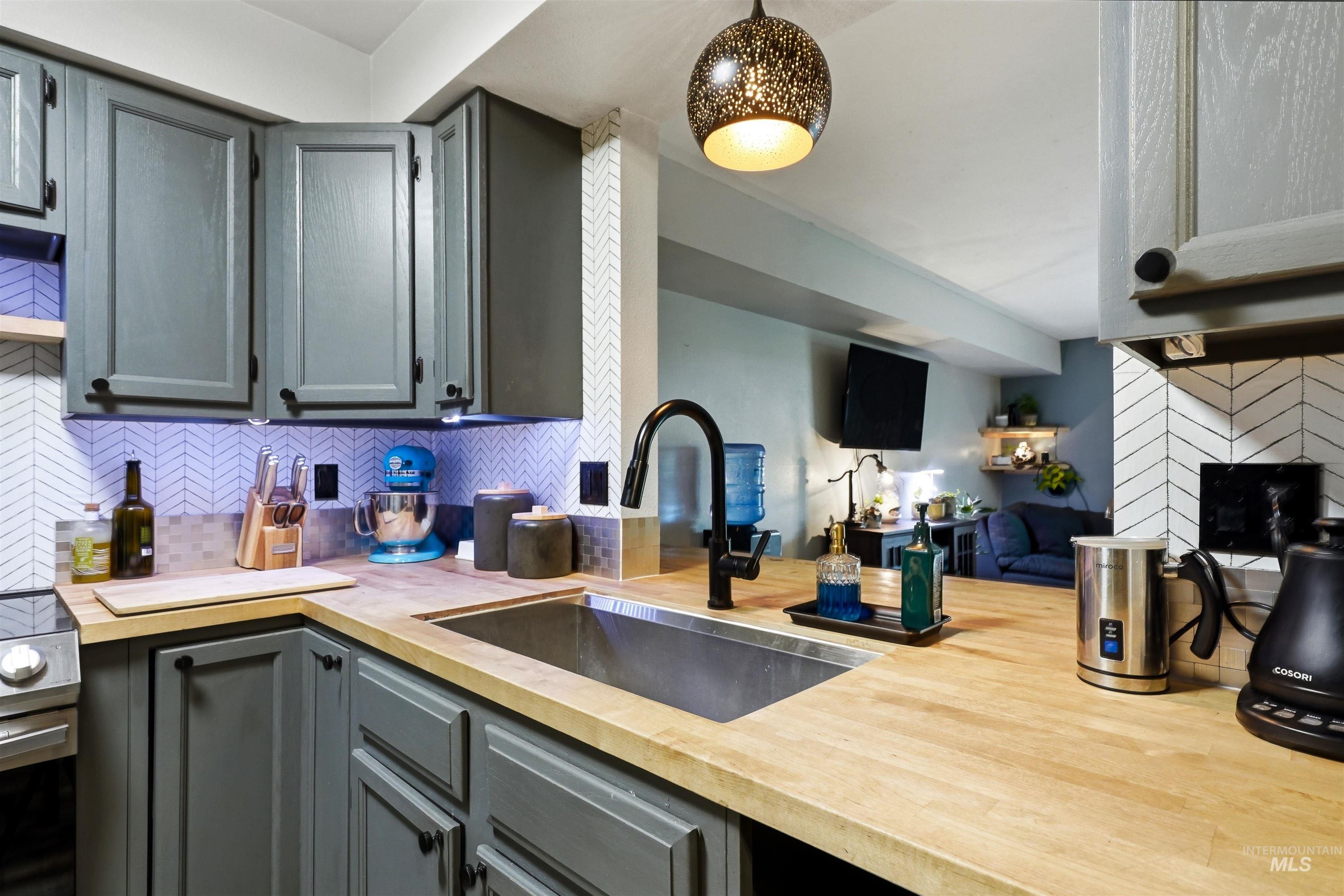 348 N EAGLE GLEN, Eagle, Idaho 83616, 2 Bedrooms, 1.5 Bathrooms, Residential For Sale, Price $318,000, 98986379