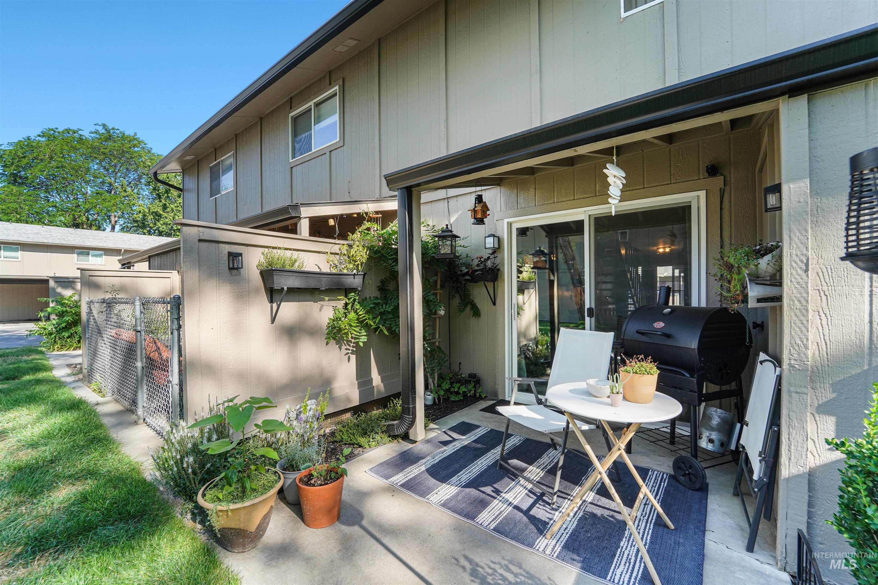 348 N EAGLE GLEN, Eagle, Idaho 83616-0000, 2 Bedrooms, 1.5 Bathrooms, Residential For Sale, Price $320,000, 98986379