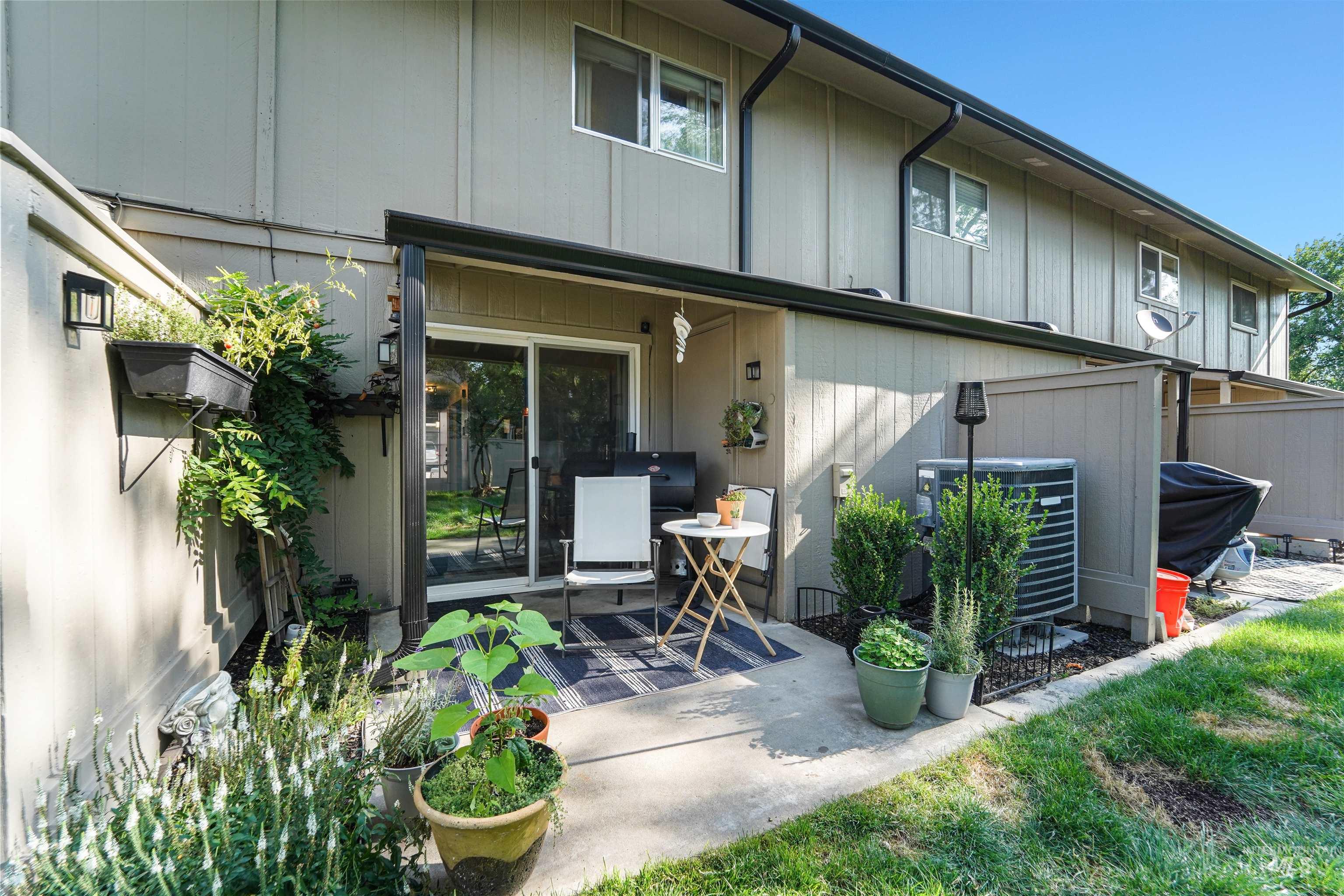348 N EAGLE GLEN, Eagle, Idaho 83616-0000, 2 Bedrooms, 1.5 Bathrooms, Residential For Sale, Price $320,000, 98986379
