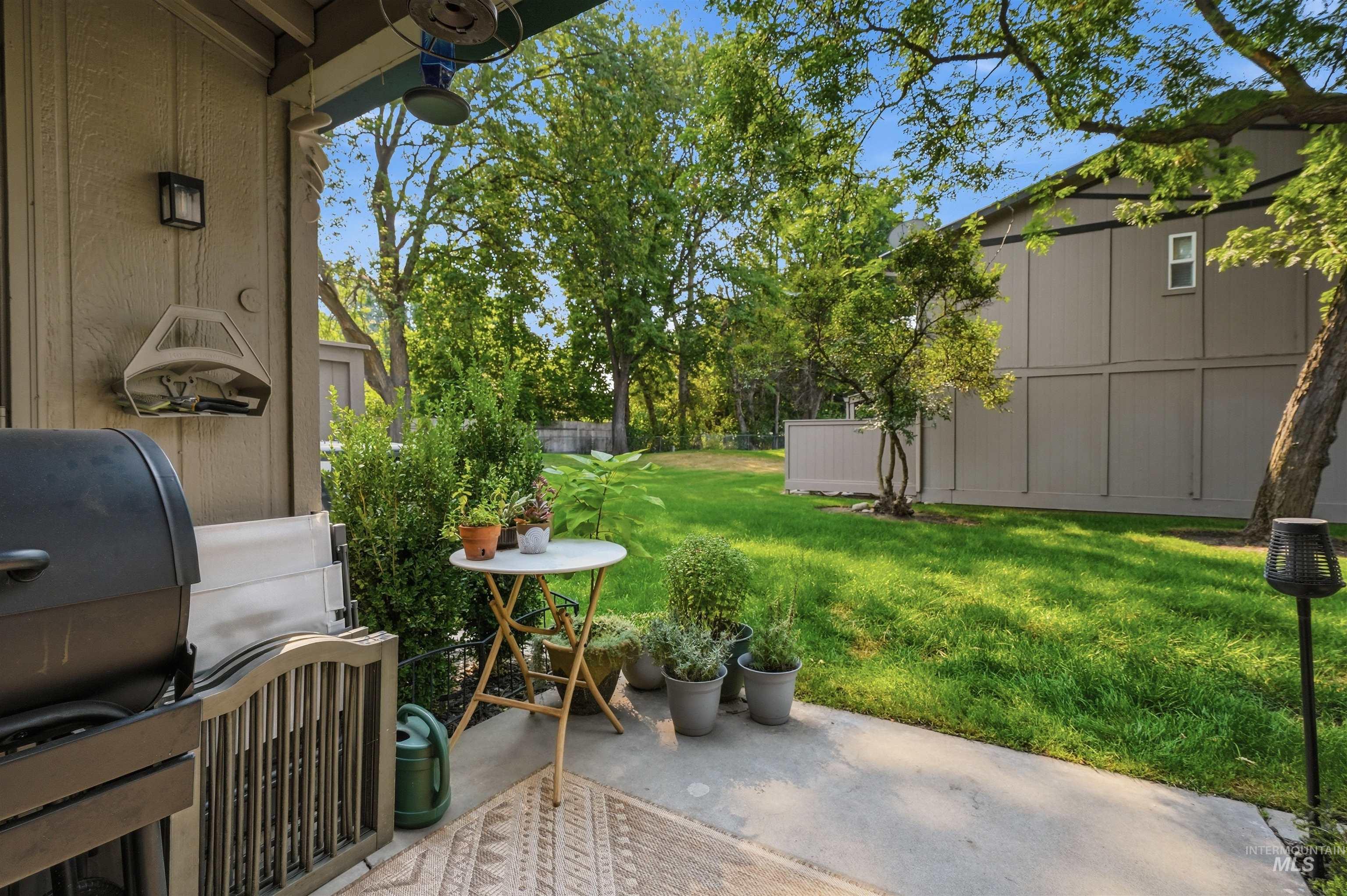 348 N EAGLE GLEN, Eagle, Idaho 83616, 2 Bedrooms, 1.5 Bathrooms, Residential For Sale, Price $318,000, 98986379