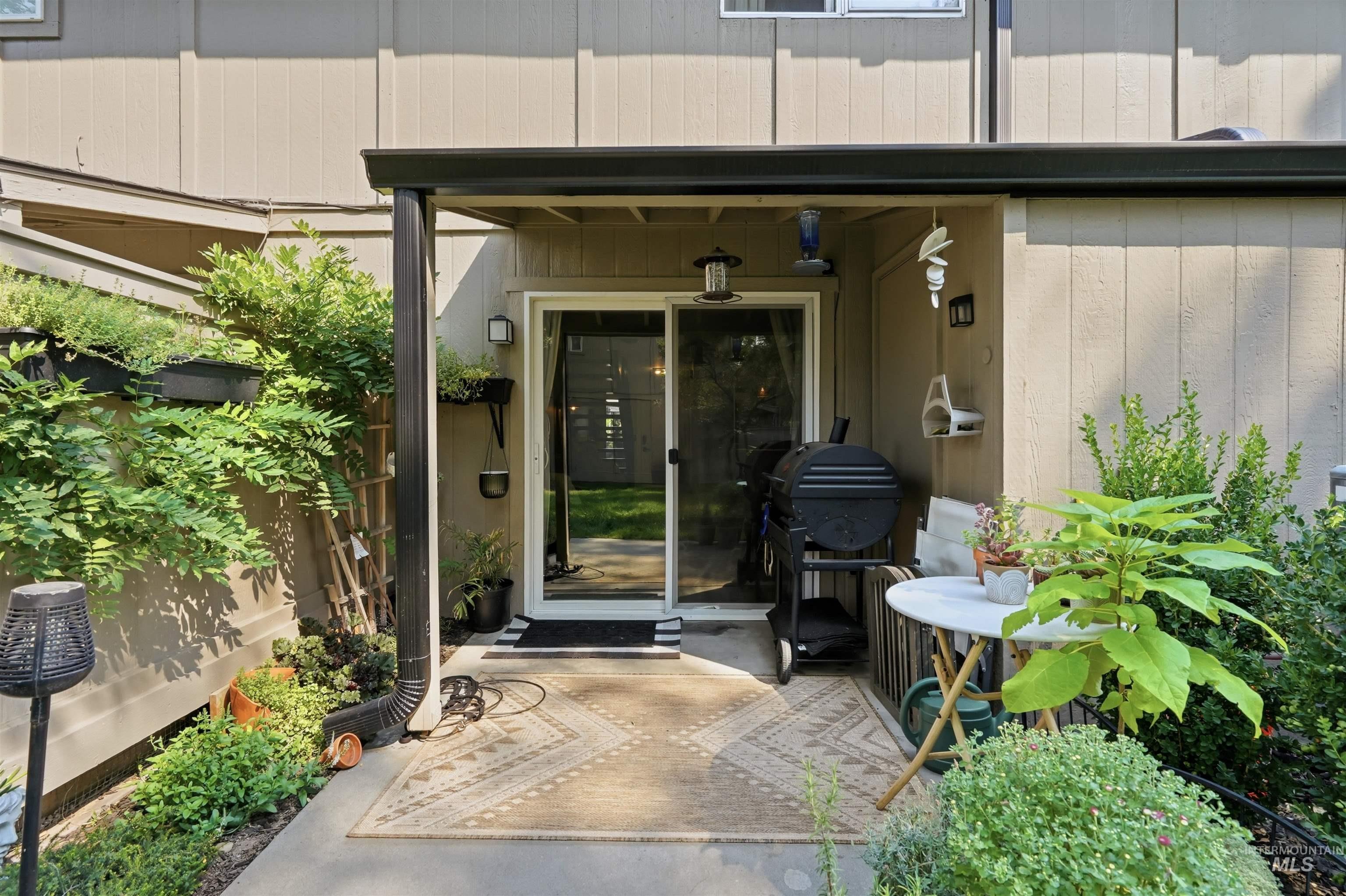 348 N EAGLE GLEN, Eagle, Idaho 83616, 2 Bedrooms, 1.5 Bathrooms, Residential For Sale, Price $318,000, 98986379