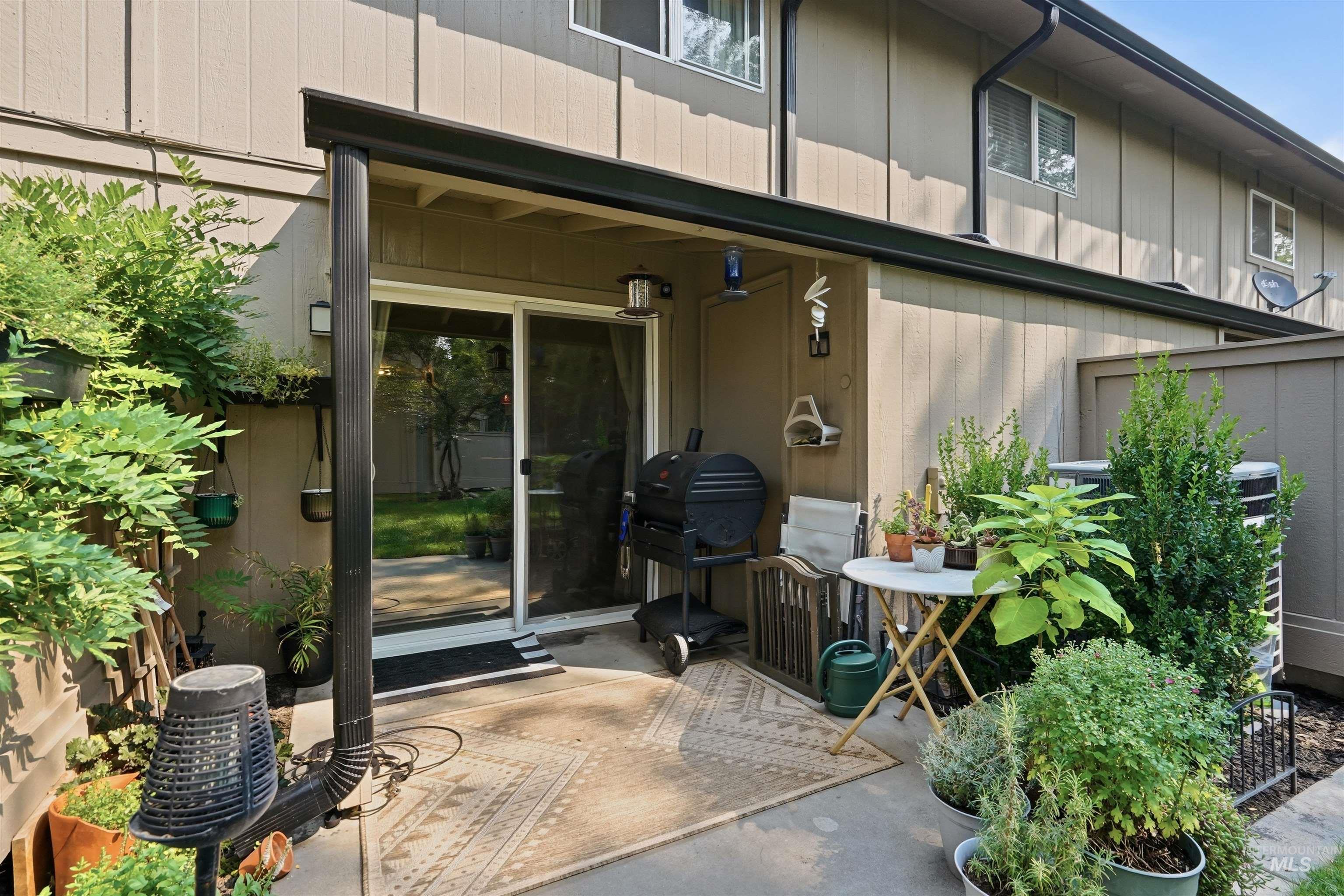 348 N EAGLE GLEN, Eagle, Idaho 83616, 2 Bedrooms, 1.5 Bathrooms, Residential For Sale, Price $318,000, 98986379