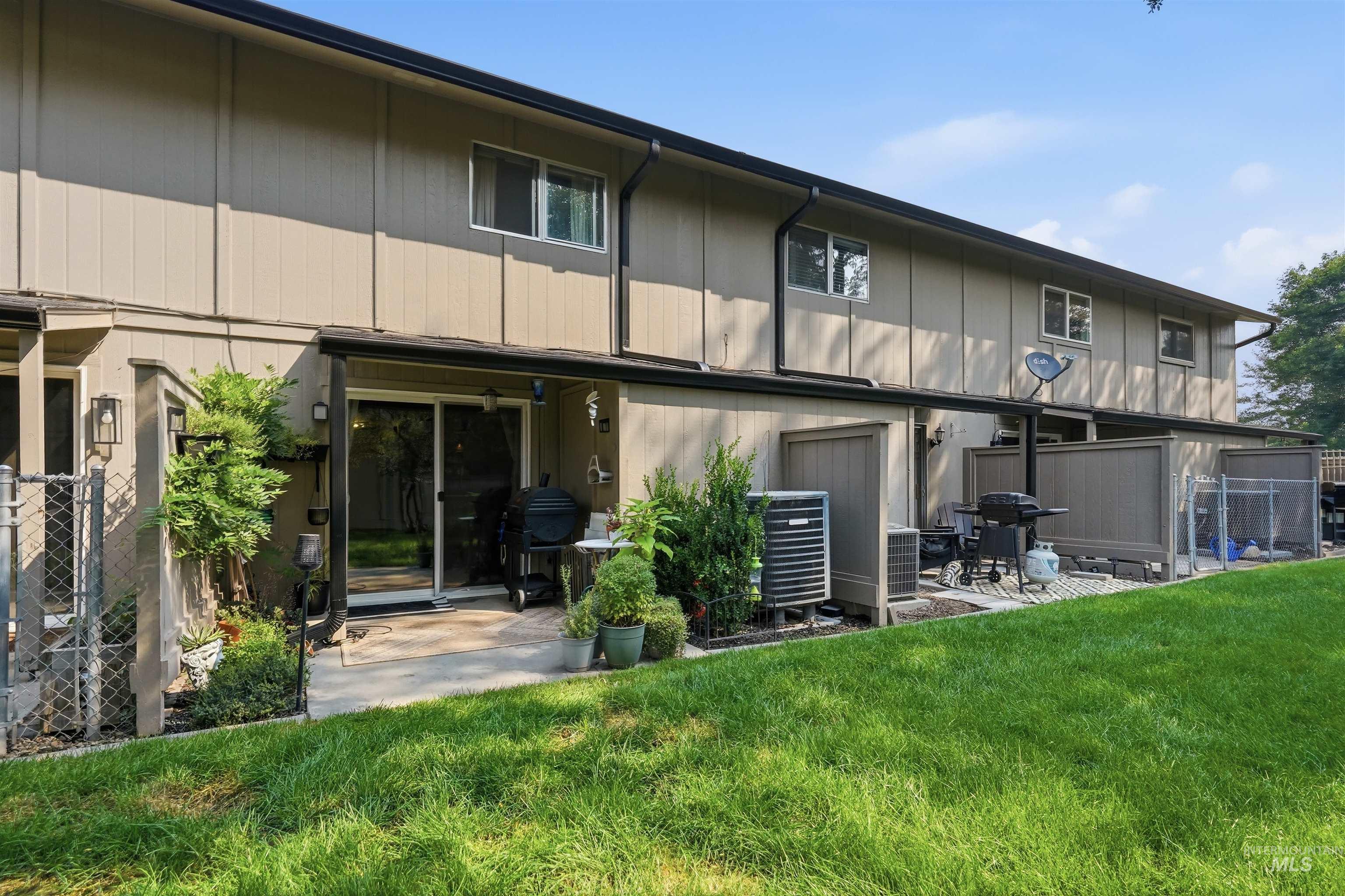 348 N EAGLE GLEN, Eagle, Idaho 83616, 2 Bedrooms, 1.5 Bathrooms, Residential For Sale, Price $318,000, 98986379