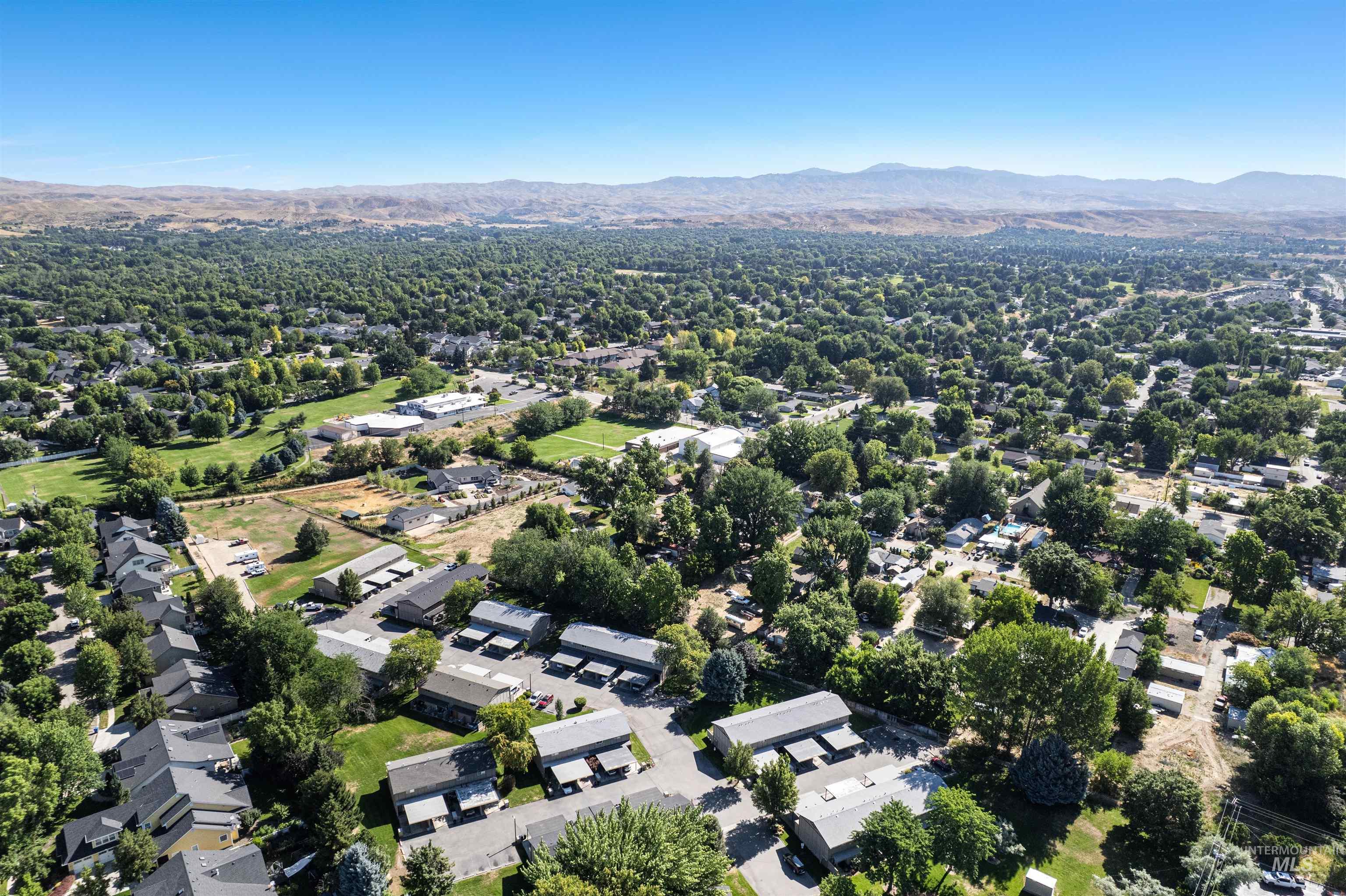348 N EAGLE GLEN, Eagle, Idaho 83616, 2 Bedrooms, 1.5 Bathrooms, Residential For Sale, Price $318,000, 98986379
