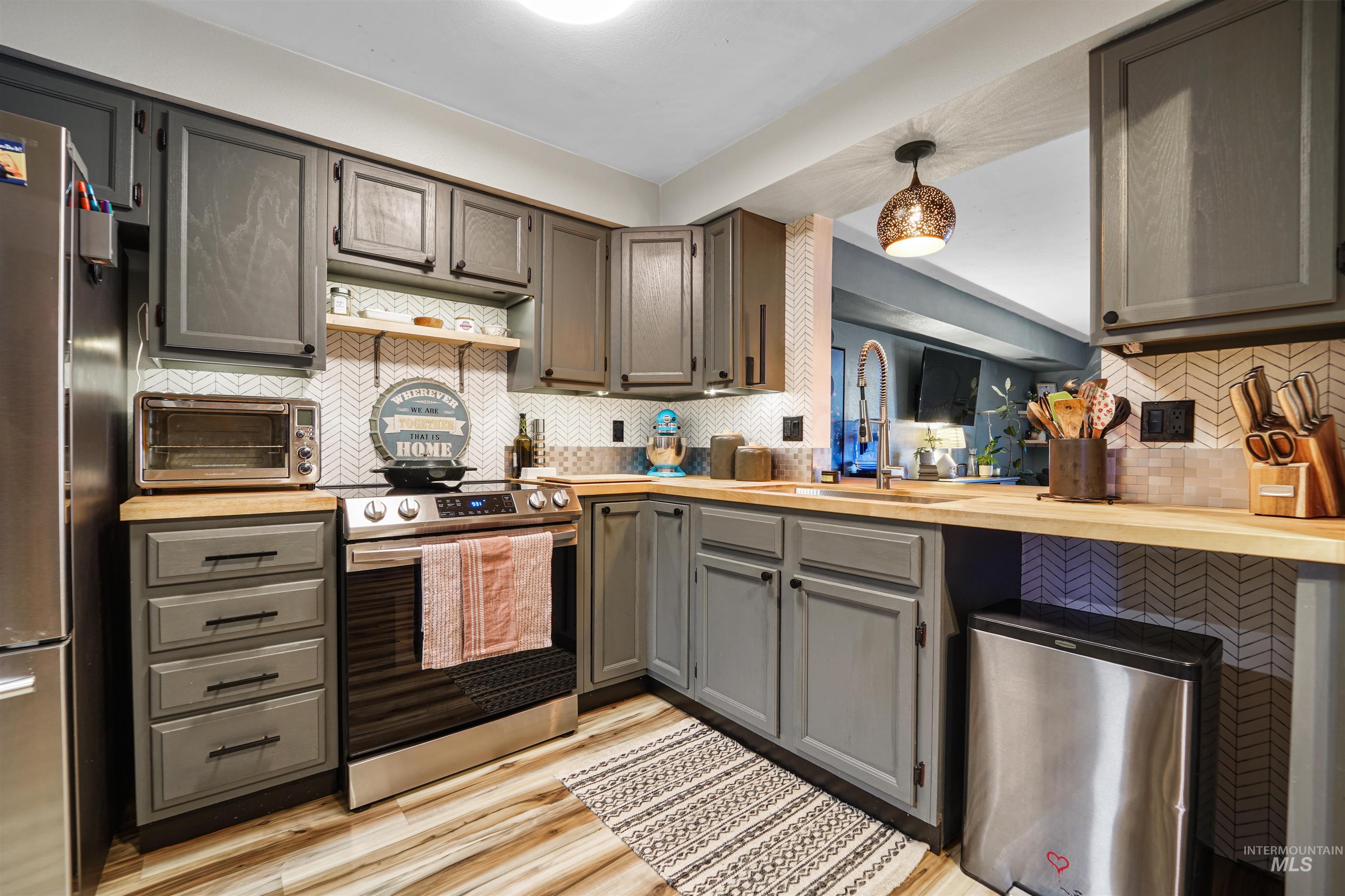 348 N EAGLE GLEN, Eagle, Idaho 83616-0000, 2 Bedrooms, 1.5 Bathrooms, Residential For Sale, Price $320,000, 98986379
