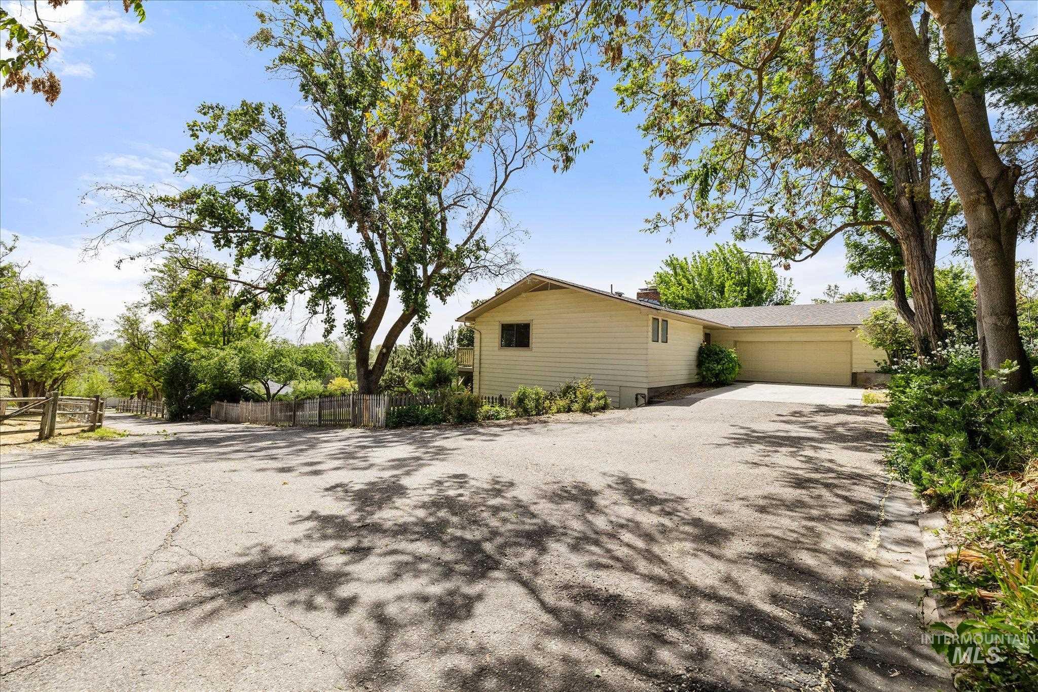 6070 W Hill Rd., Boise, Idaho 83703, 3 Bedrooms, 2 Bathrooms, Residential For Sale, Price $899,000, 98986382