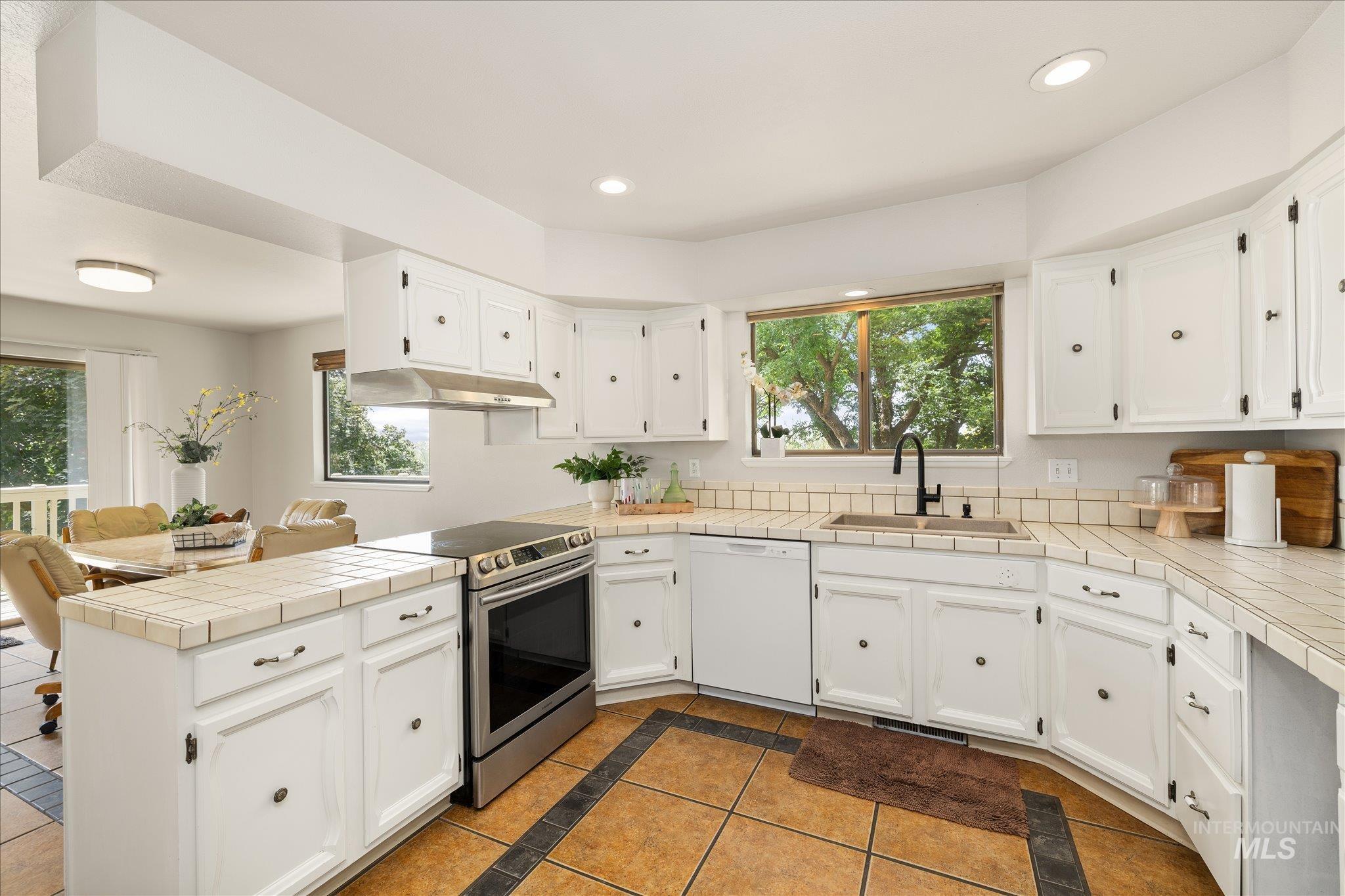 6070 W Hill Rd., Boise, Idaho 83703, 3 Bedrooms, 2 Bathrooms, Residential For Sale, Price $899,000, 98986382