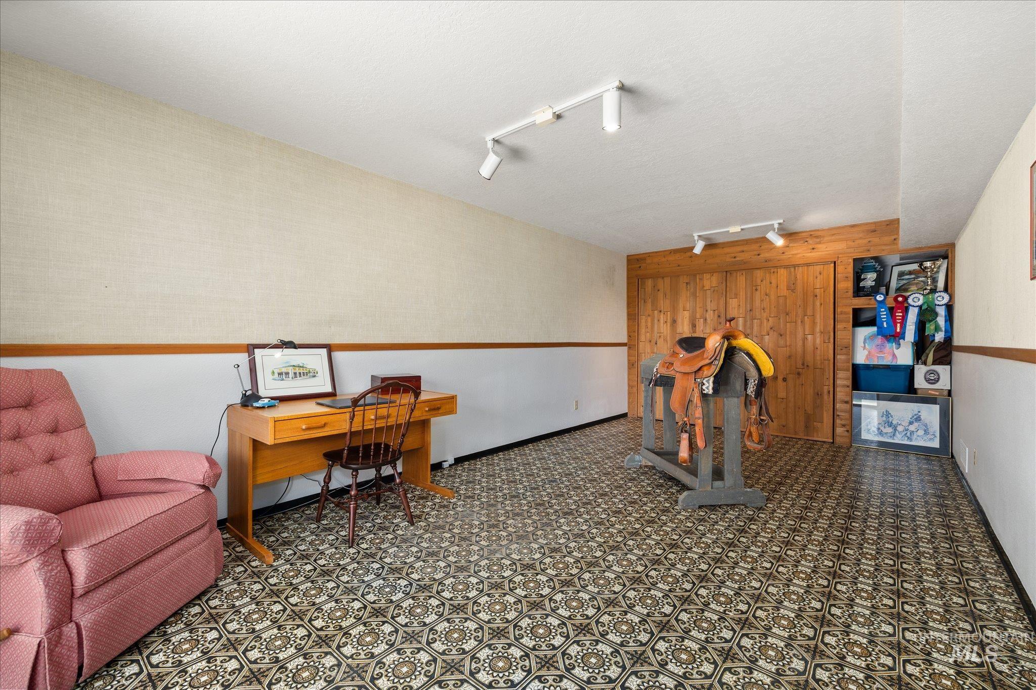 6070 W Hill Rd., Boise, Idaho 83703, 3 Bedrooms, 2 Bathrooms, Residential For Sale, Price $899,000, 98986382
