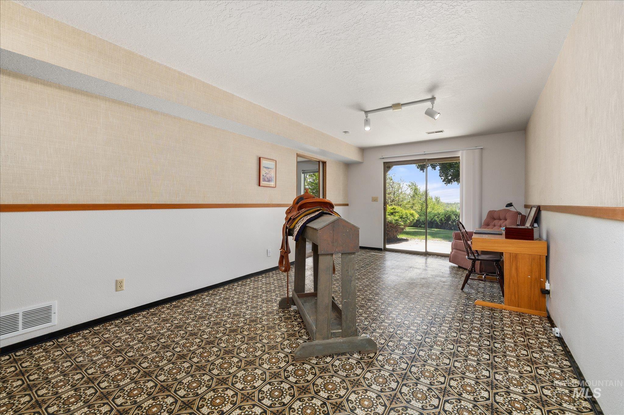 6070 W Hill Rd., Boise, Idaho 83703, 3 Bedrooms, 2 Bathrooms, Residential For Sale, Price $899,000, 98986382