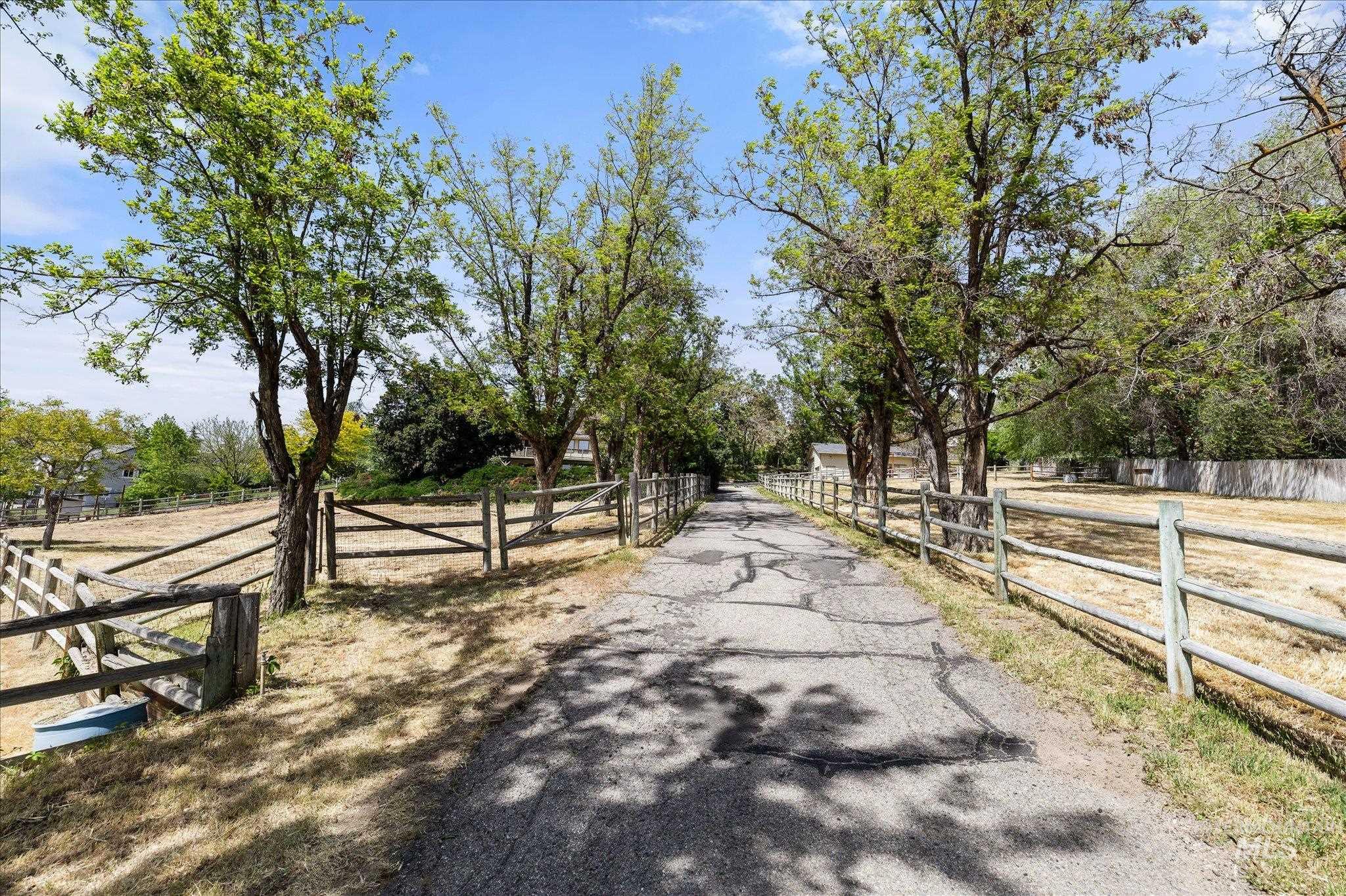 6070 W Hill Rd., Boise, Idaho 83703, 3 Bedrooms, 2 Bathrooms, Residential For Sale, Price $899,000, 98986382