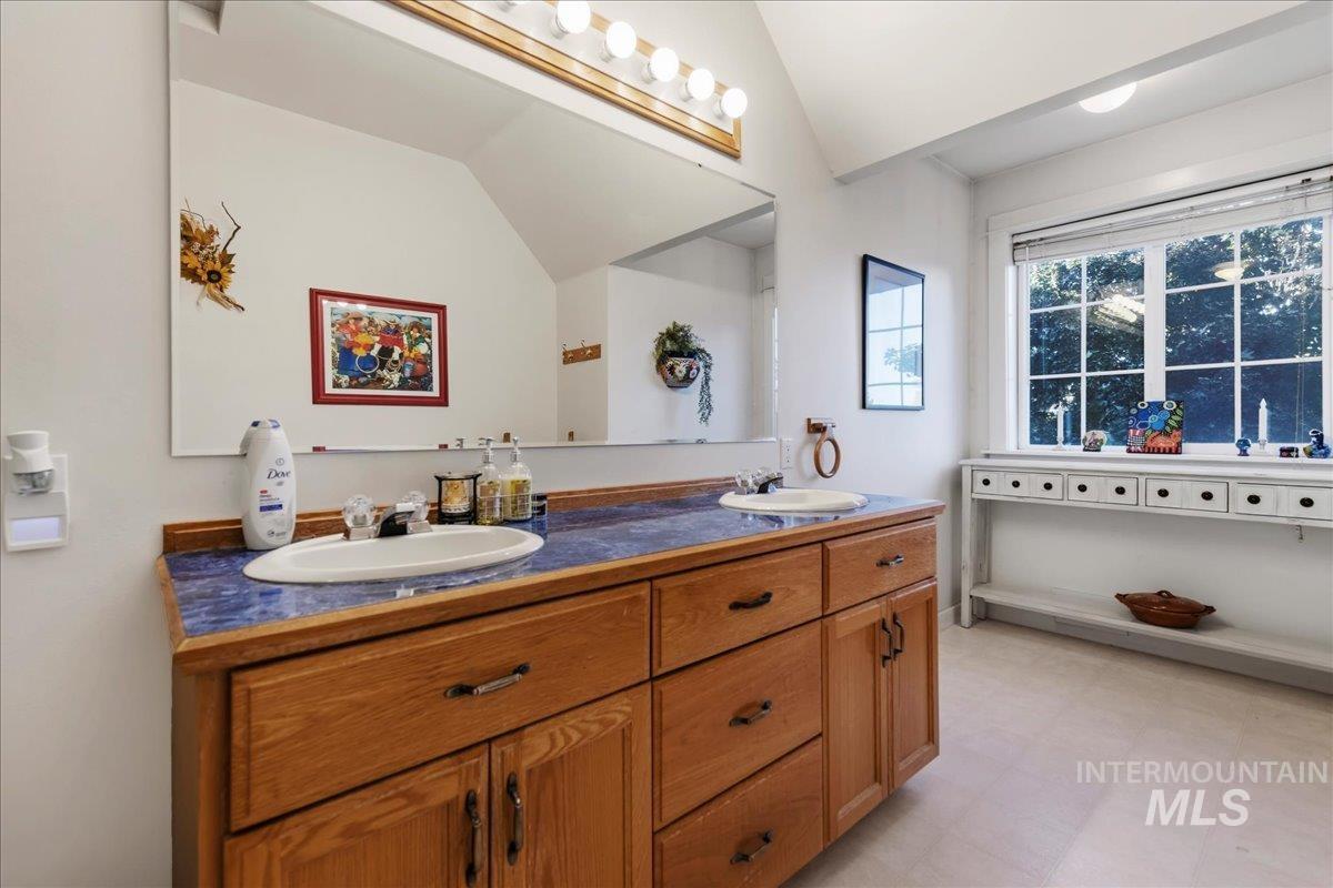 209 Crimson Circle W, Fruitland, Idaho 83619, 4 Bedrooms, 3 Bathrooms, Residential For Sale, Price $479,900, 98986386