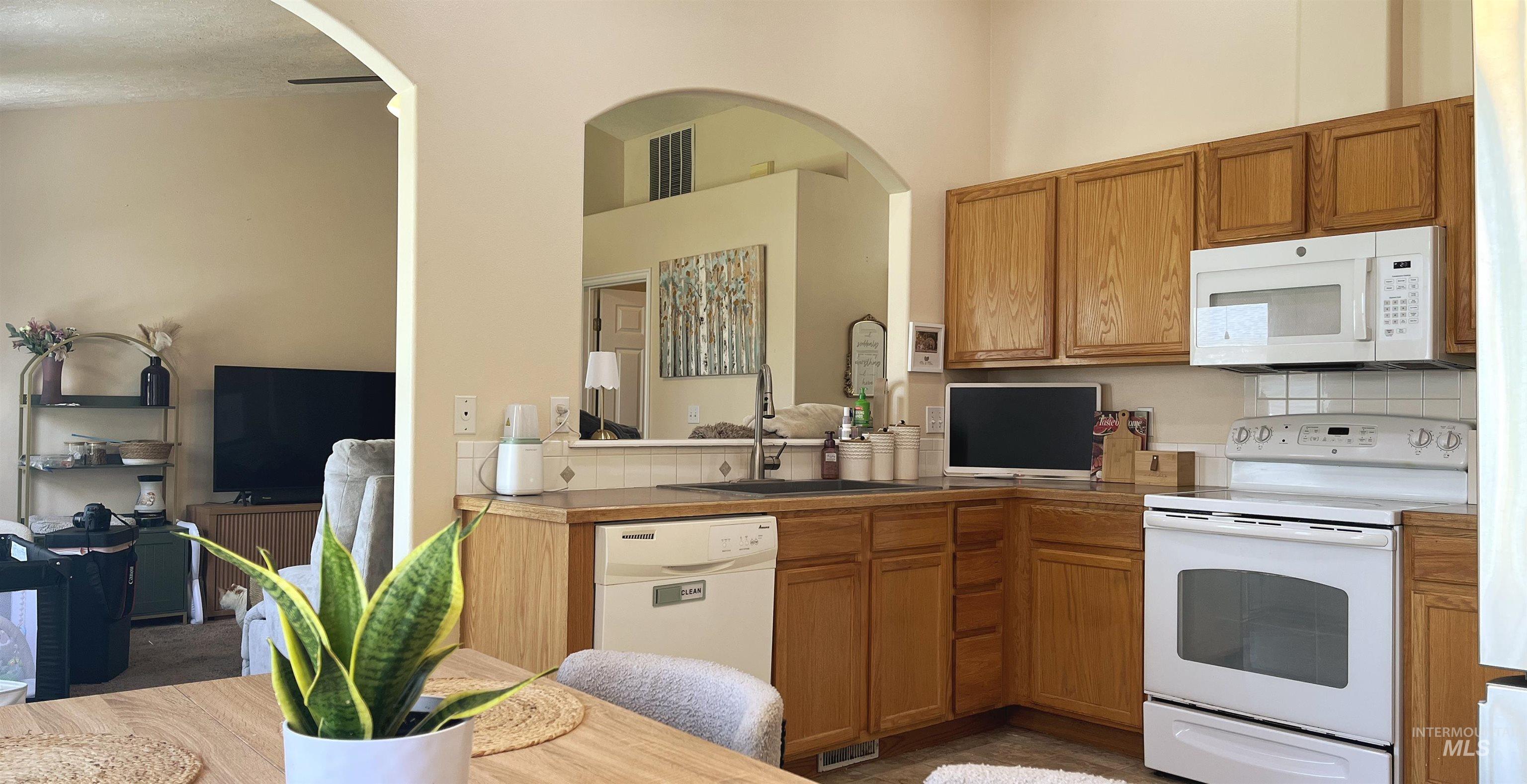 2918 E Ohio Ave, Nampa, Idaho 83686-6730, 2 Bedrooms, 2 Bathrooms, Residential For Sale, Price $291,500, 98986396