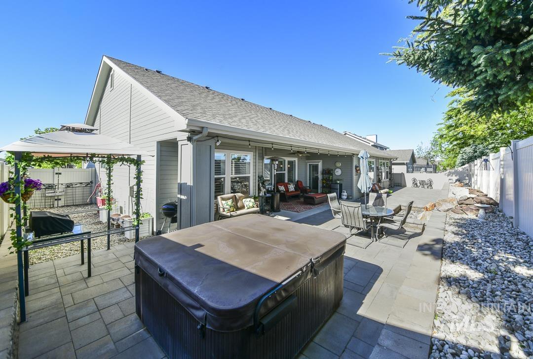 2176 W. Beige Street, Kuna, Idaho 83634-3523, 4 Bedrooms, 2 Bathrooms, Residential For Sale, Price $625,000,MLS 98986408