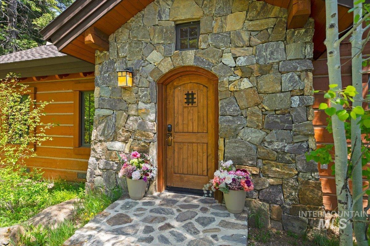 7 Rock Creek Ct., Donnelly, Idaho 83615, 2 Bedrooms, 2.5 Bathrooms, Residential For Sale, Price $1,199,900, 98986411