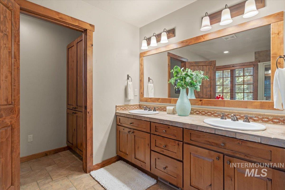 7 Rock Creek Ct., Donnelly, Idaho 83615, 2 Bedrooms, 2.5 Bathrooms, Residential For Sale, Price $1,199,900, 98986411