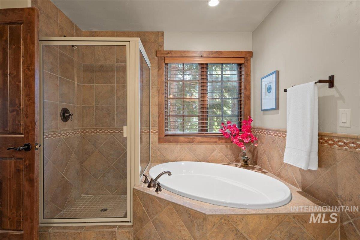 7 Rock Creek Ct., Donnelly, Idaho 83615, 2 Bedrooms, 2.5 Bathrooms, Residential For Sale, Price $1,199,900, 98986411