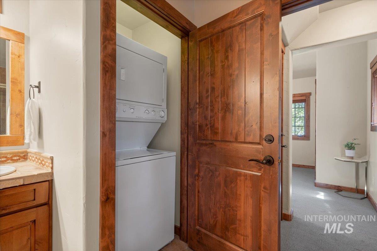 7 Rock Creek Ct., Donnelly, Idaho 83615, 2 Bedrooms, 2.5 Bathrooms, Residential For Sale, Price $1,199,900, 98986411