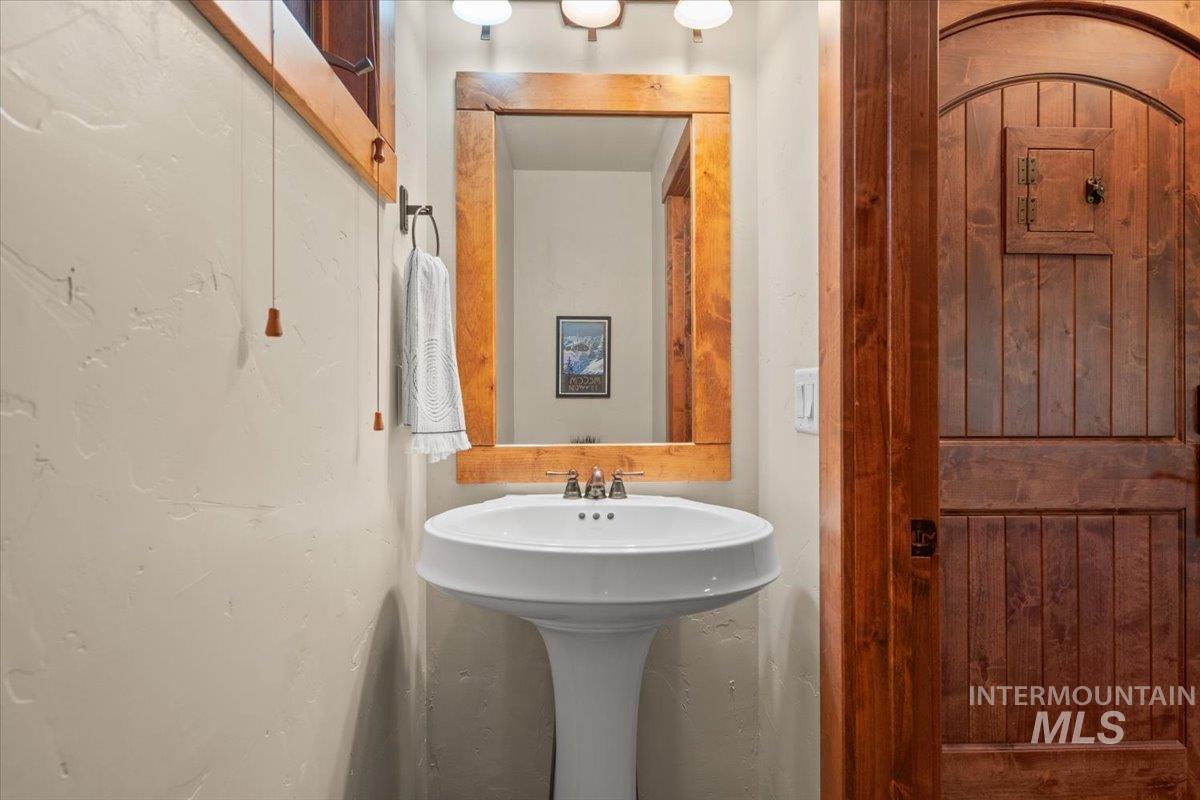7 Rock Creek Ct., Donnelly, Idaho 83615, 2 Bedrooms, 2.5 Bathrooms, Residential For Sale, Price $1,199,900, 98986411