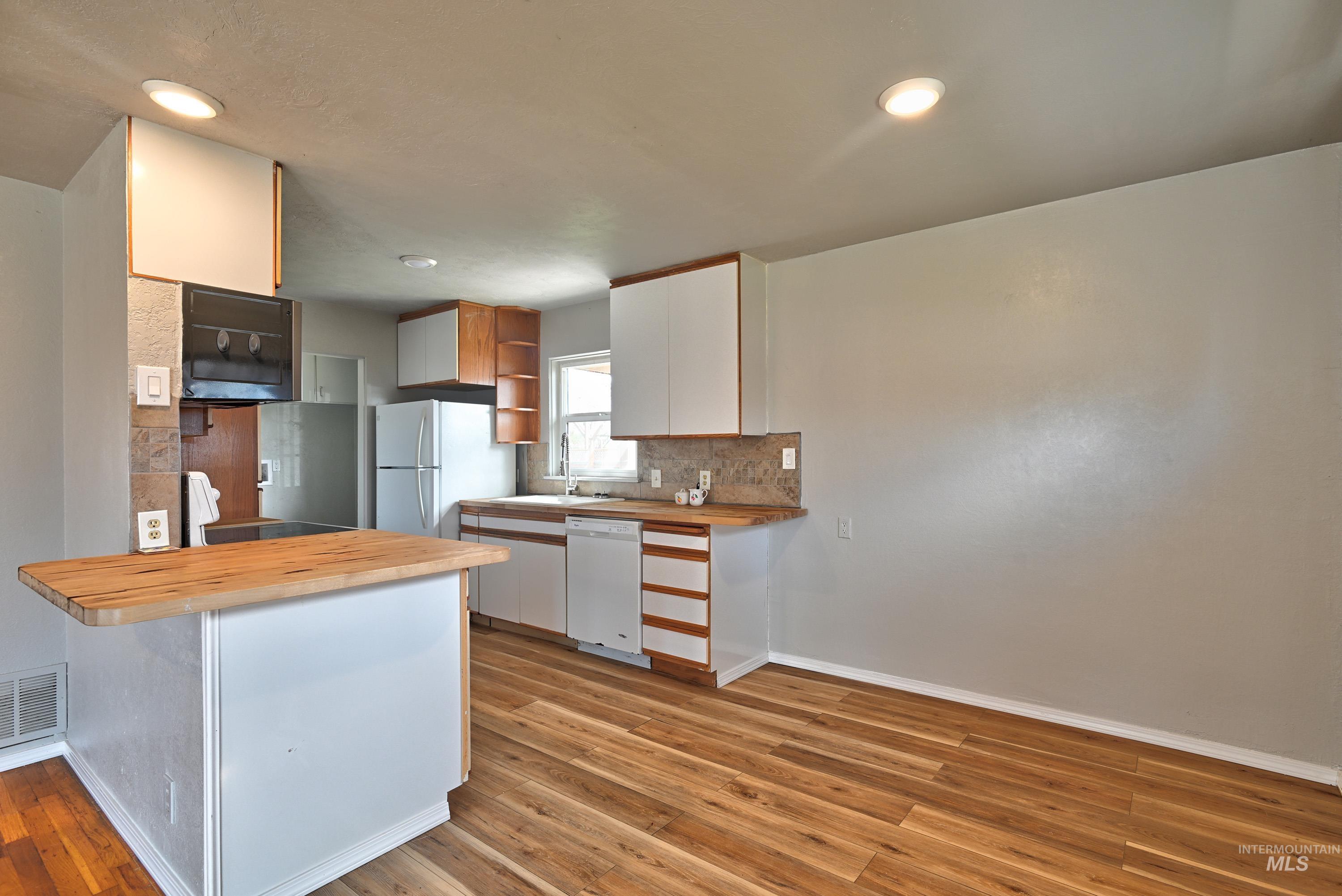 8014 W Holt St., Boise, Idaho 83704, 3 Bedrooms, 1.5 Bathrooms, Residential For Sale, Price $359,900,MLS 98986420