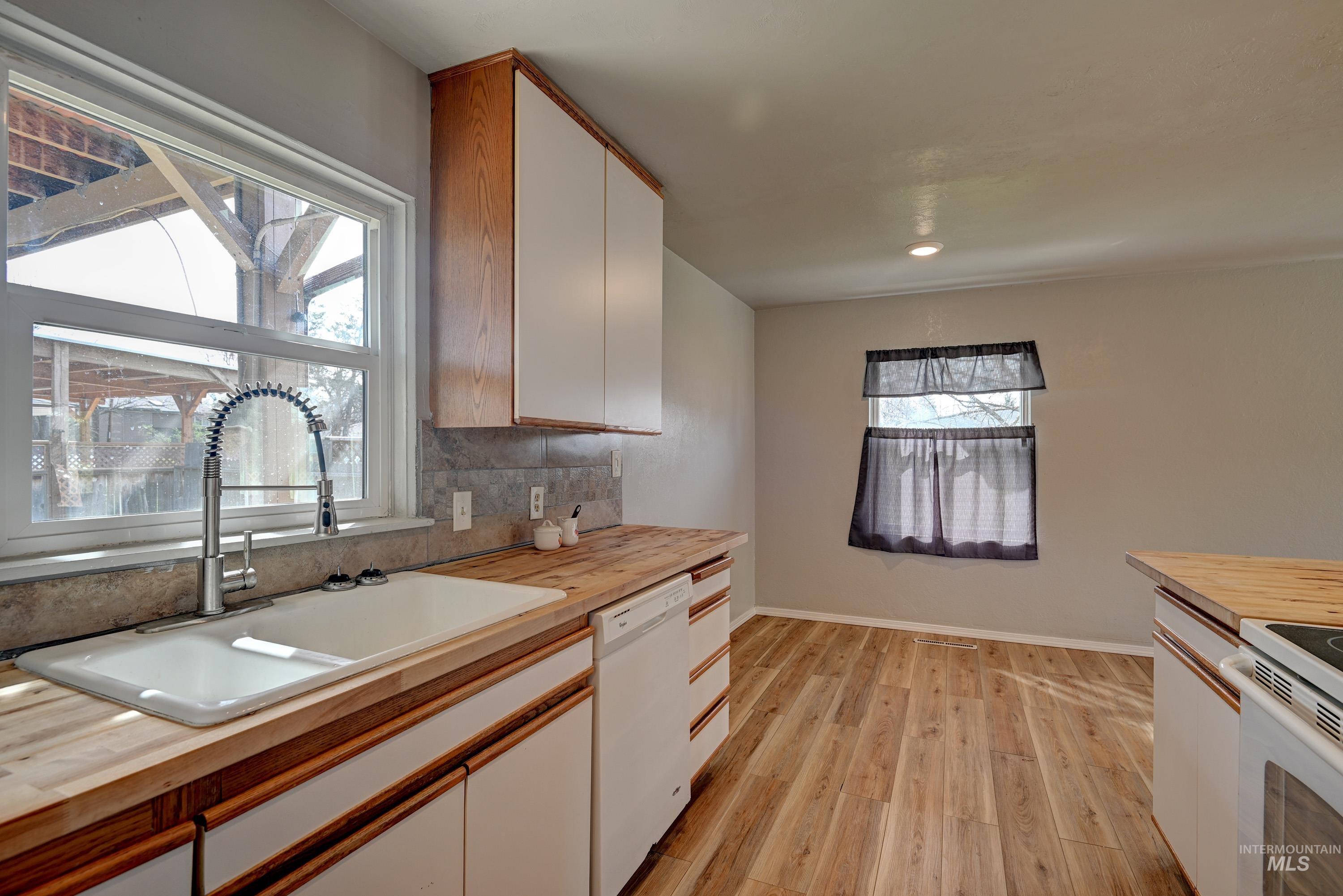 8014 W Holt St., Boise, Idaho 83704, 3 Bedrooms, 1.5 Bathrooms, Residential For Sale, Price $359,900,MLS 98986420