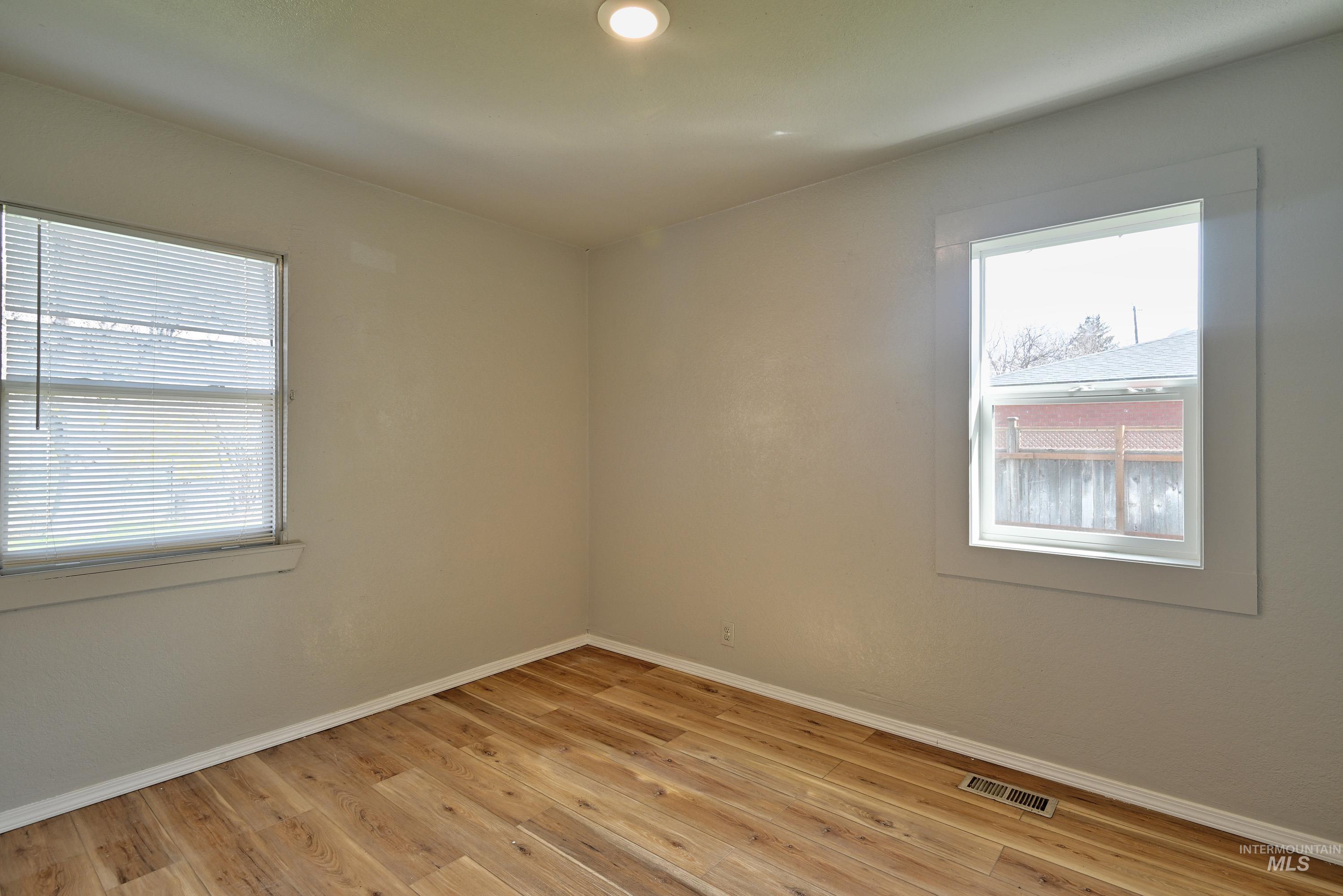 8014 W Holt St., Boise, Idaho 83704, 3 Bedrooms, 1.5 Bathrooms, Residential For Sale, Price $359,900,MLS 98986420