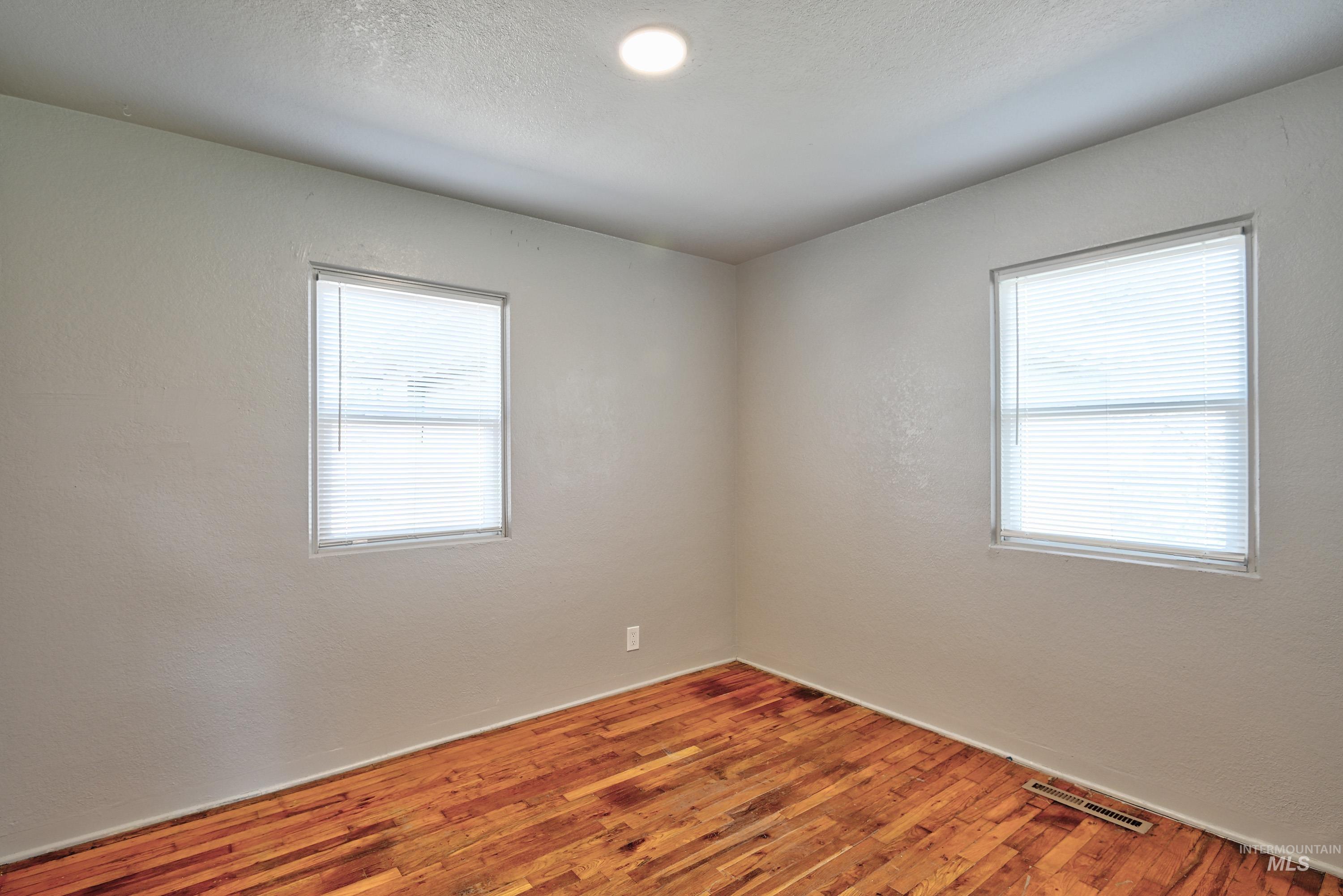 8014 W Holt St., Boise, Idaho 83704, 3 Bedrooms, 1.5 Bathrooms, Residential For Sale, Price $359,900,MLS 98986420