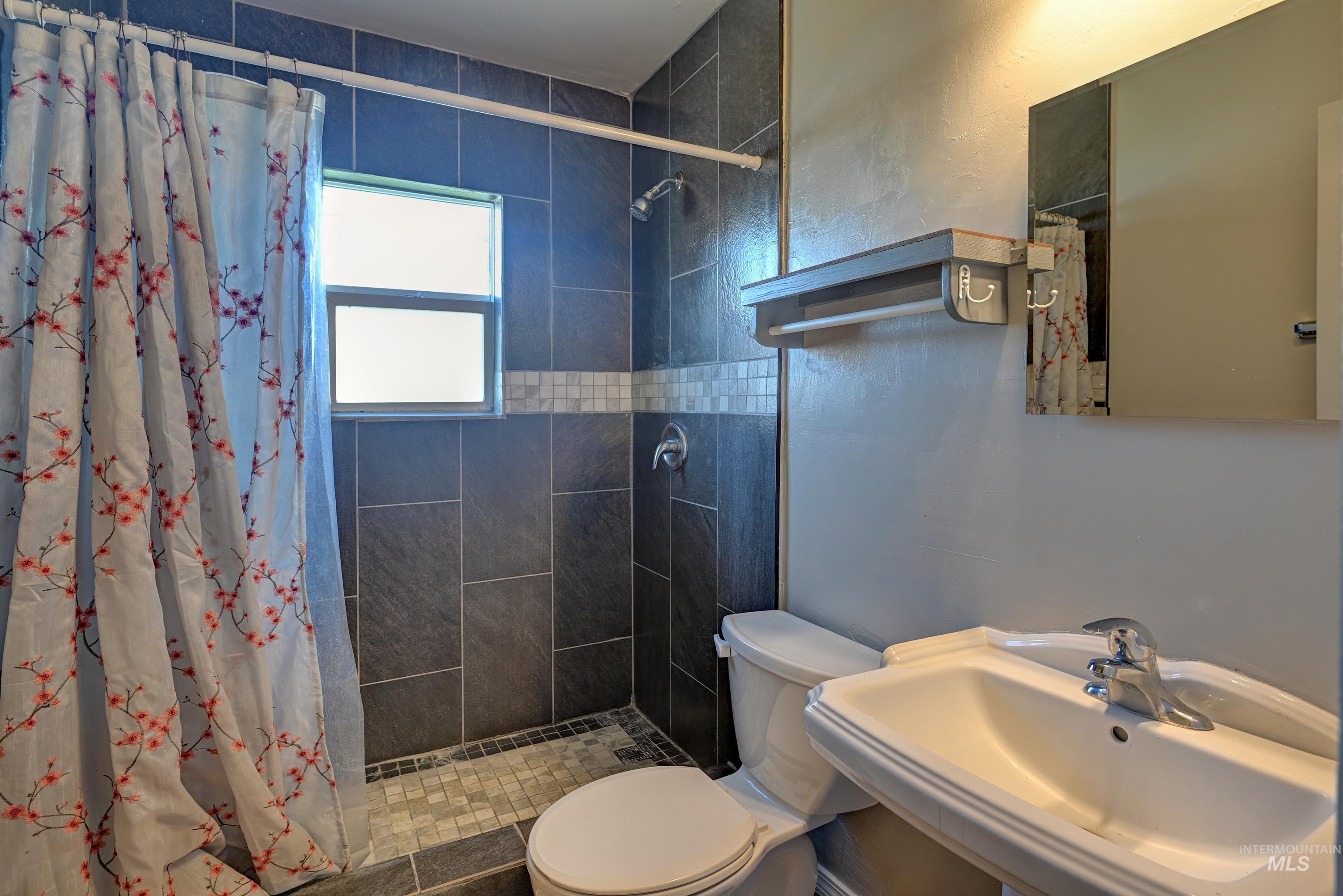 8014 W Holt St., Boise, Idaho 83704, 3 Bedrooms, 1.5 Bathrooms, Residential For Sale, Price $359,900,MLS 98986420
