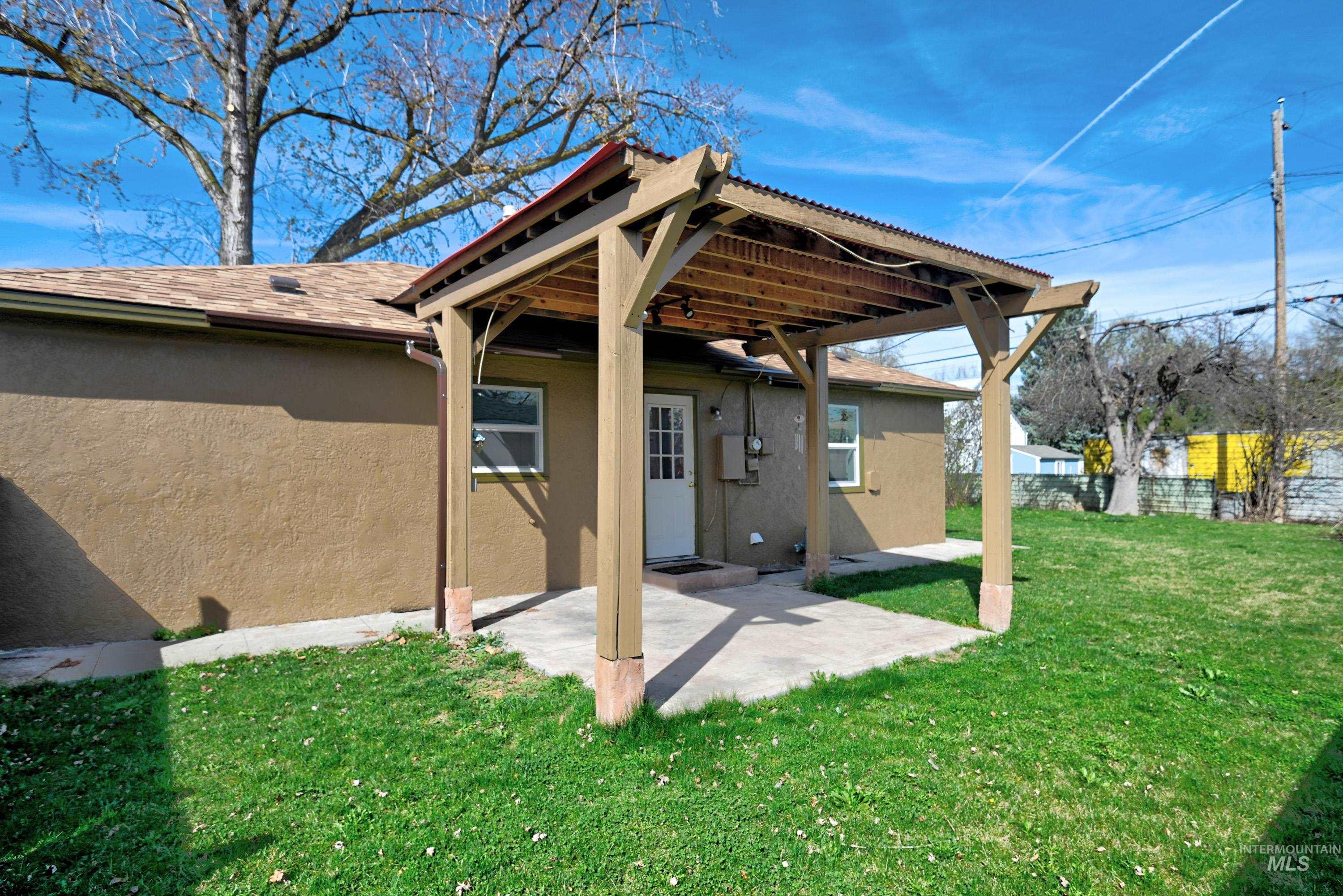8014 W Holt St., Boise, Idaho 83704, 3 Bedrooms, 1.5 Bathrooms, Residential For Sale, Price $359,900,MLS 98986420